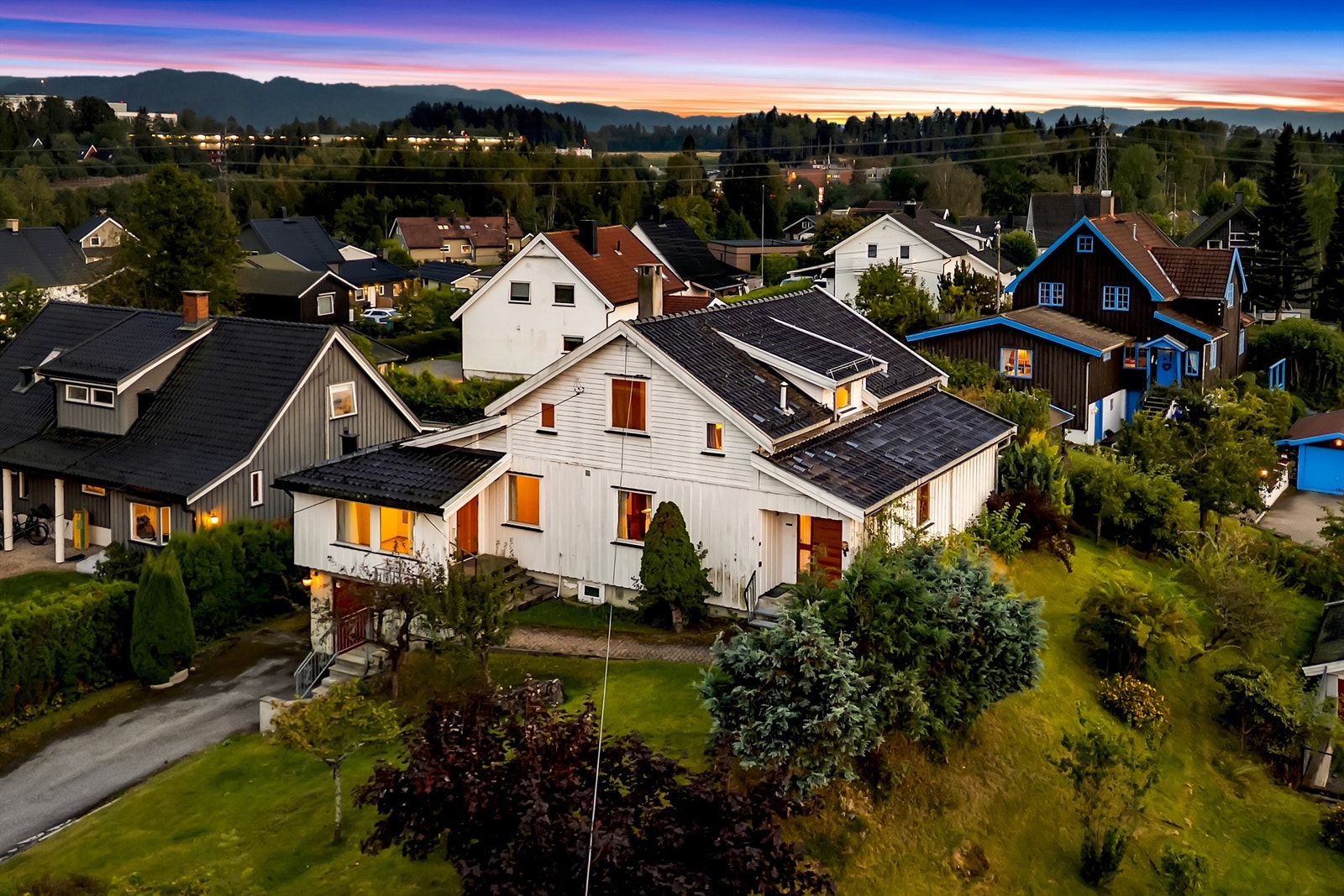 Hagen frister med frukttrær og bærbusker Galleribilde