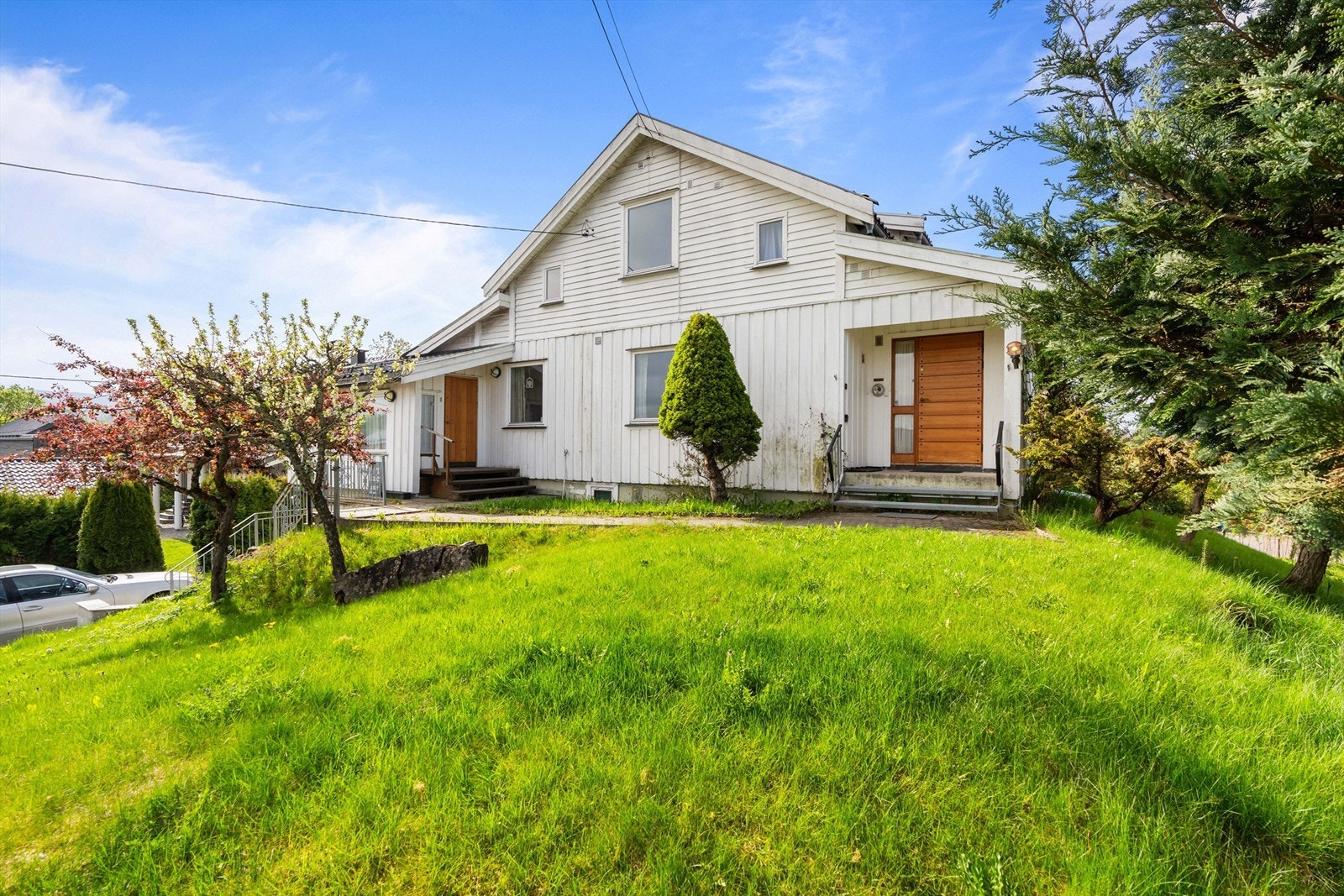 2 innganger til boligen fra framsiden av boligen. Til høyre er hovedinngangen, til venstre inngang til tidligere tannlegekontor Galleribilde