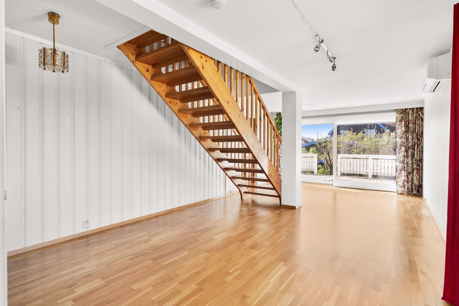 Stue 1.etg. med trapp opp til 2.etg. Her er det utgang til terrasse og hage Galleribilde