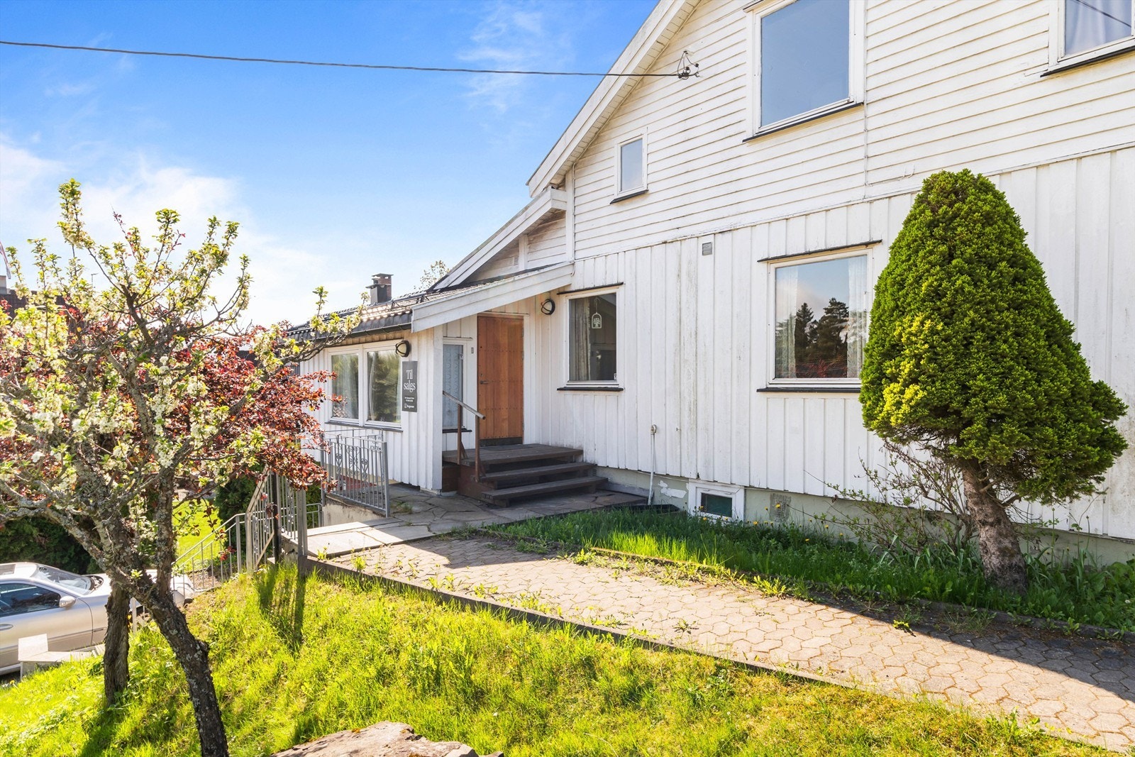 Det er 3 innganger til boligen. Her vises inngangen til tidligere tannlegekontor Galleribilde