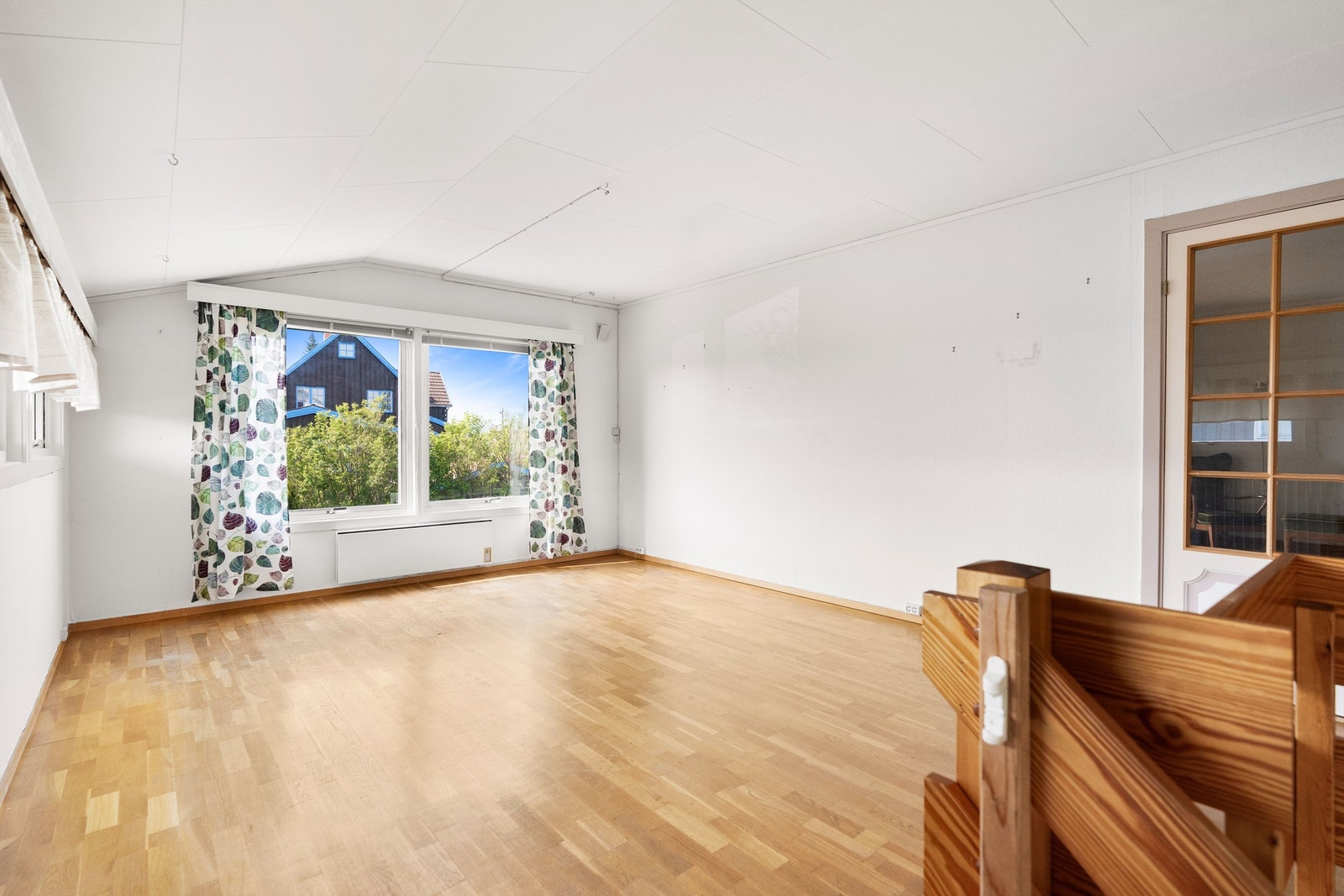 I 1.etg. er det pr. i dag 5 stuer. Det kan fint etableres soverom i stuene om behovet er der Galleribilde