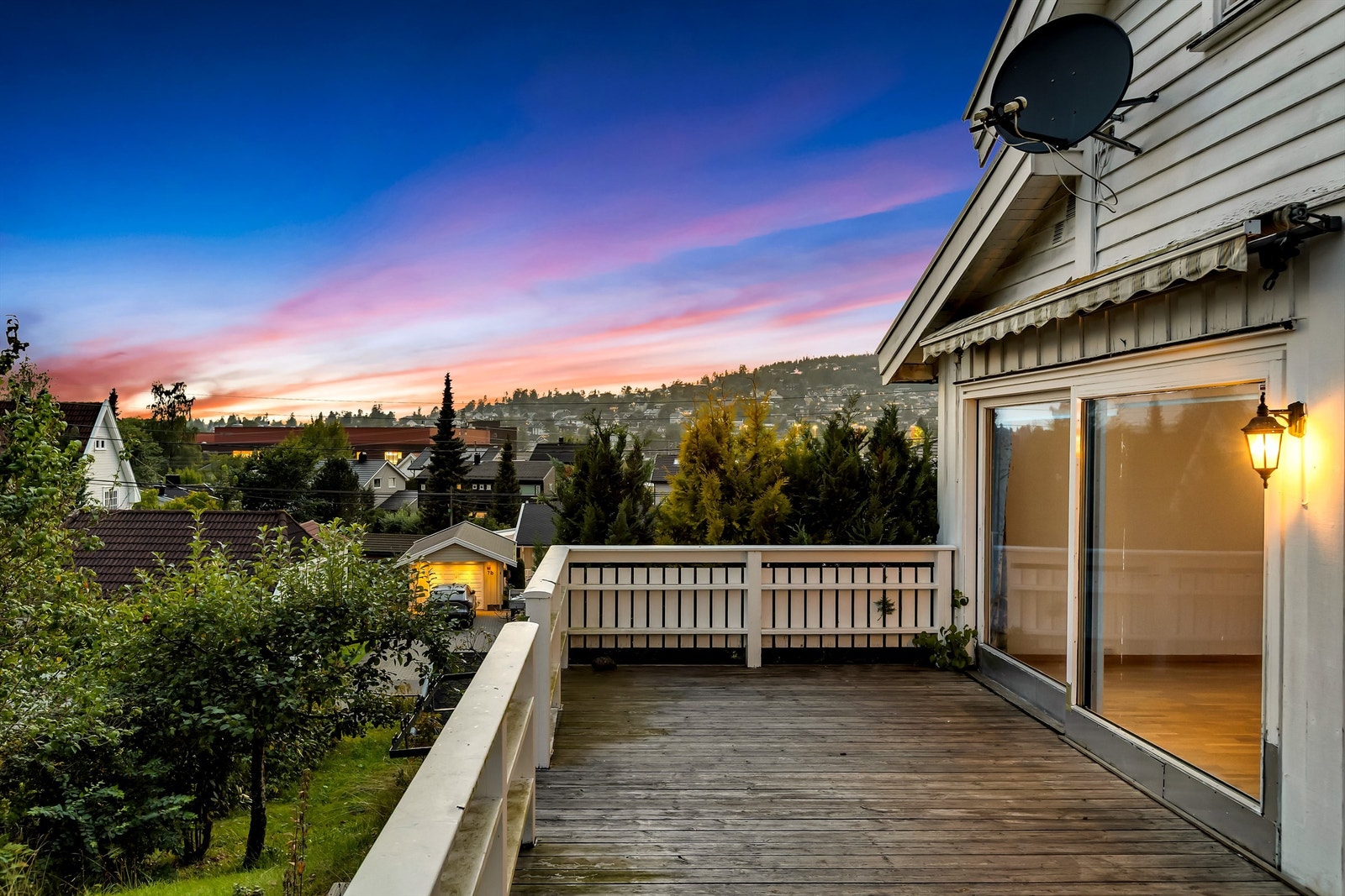 Terrasse med utgang fra en av stuene med tilgang ned til hagen Galleribilde