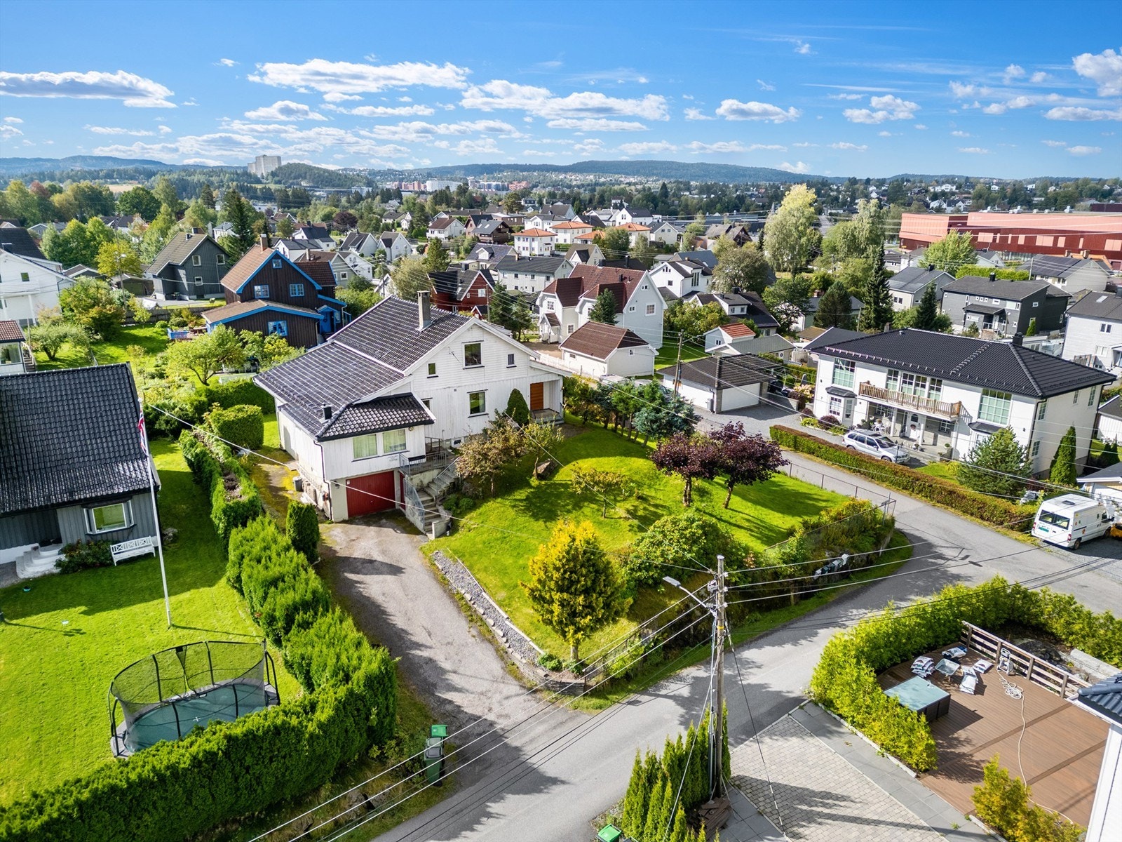 Eiendommen ligger sentralt til på Fjellhamar i et rolig villaområde. Johan Selmers vei er blindvei. Galleribilde