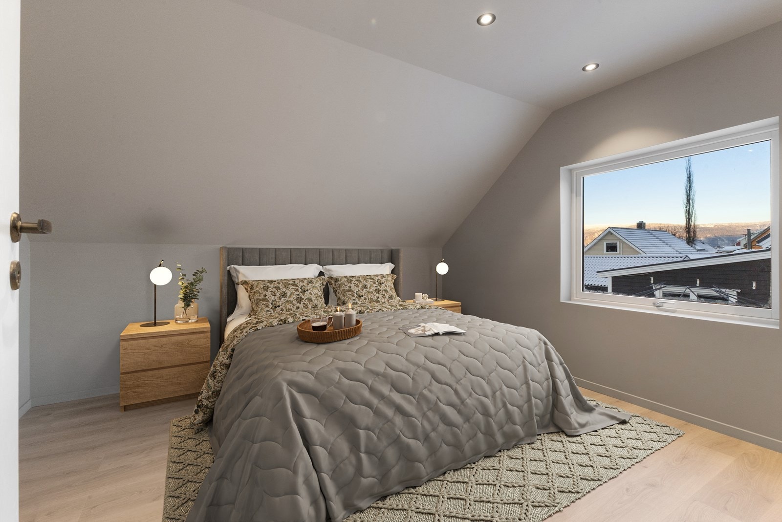 Alle 3 soverom på loftet har listefrie overganger mellom tak og himling, samt malte gulvlister i samme farge som vegg/tak. Downlights i himling. Dette er soverom 1. Galleribilde