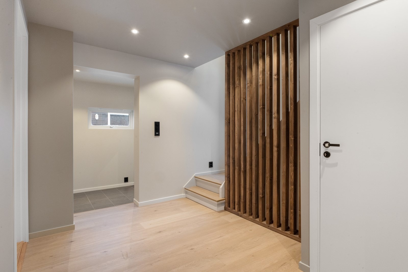 Flislagt entre med varmekabler, listerfrie overganger mellom vegg og himling. Galleribilde