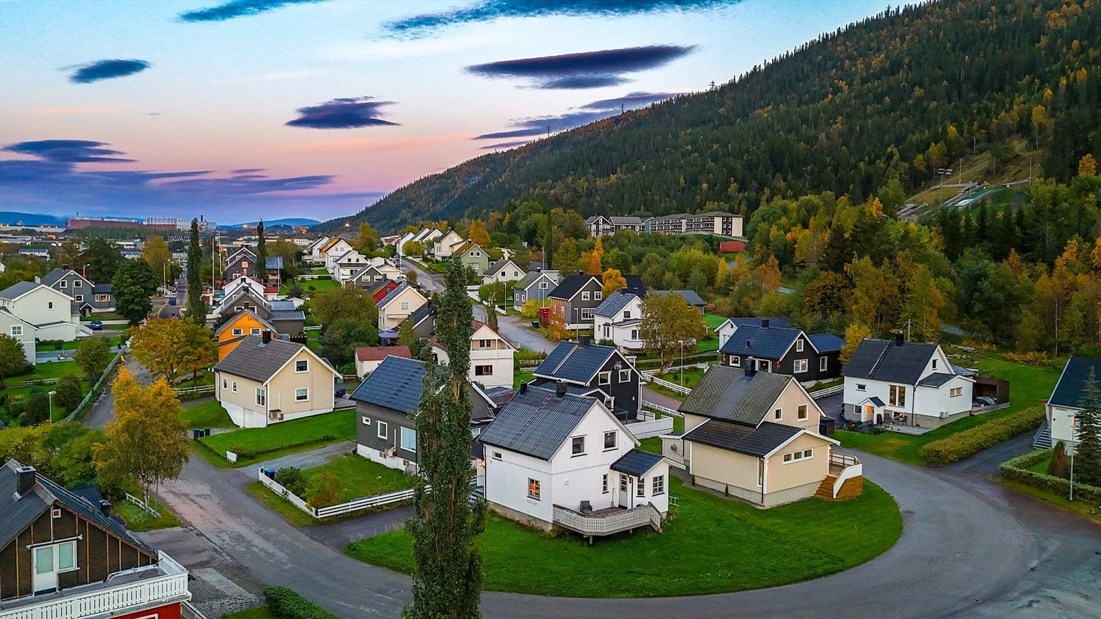 Fra boligen er det også umiddelbar nærhet til fine tur- og rekreasjonsområder på Mofjellet via Finnsetvegen tursti. Det er gangavstand til sentrum fra boligen. Galleribilde