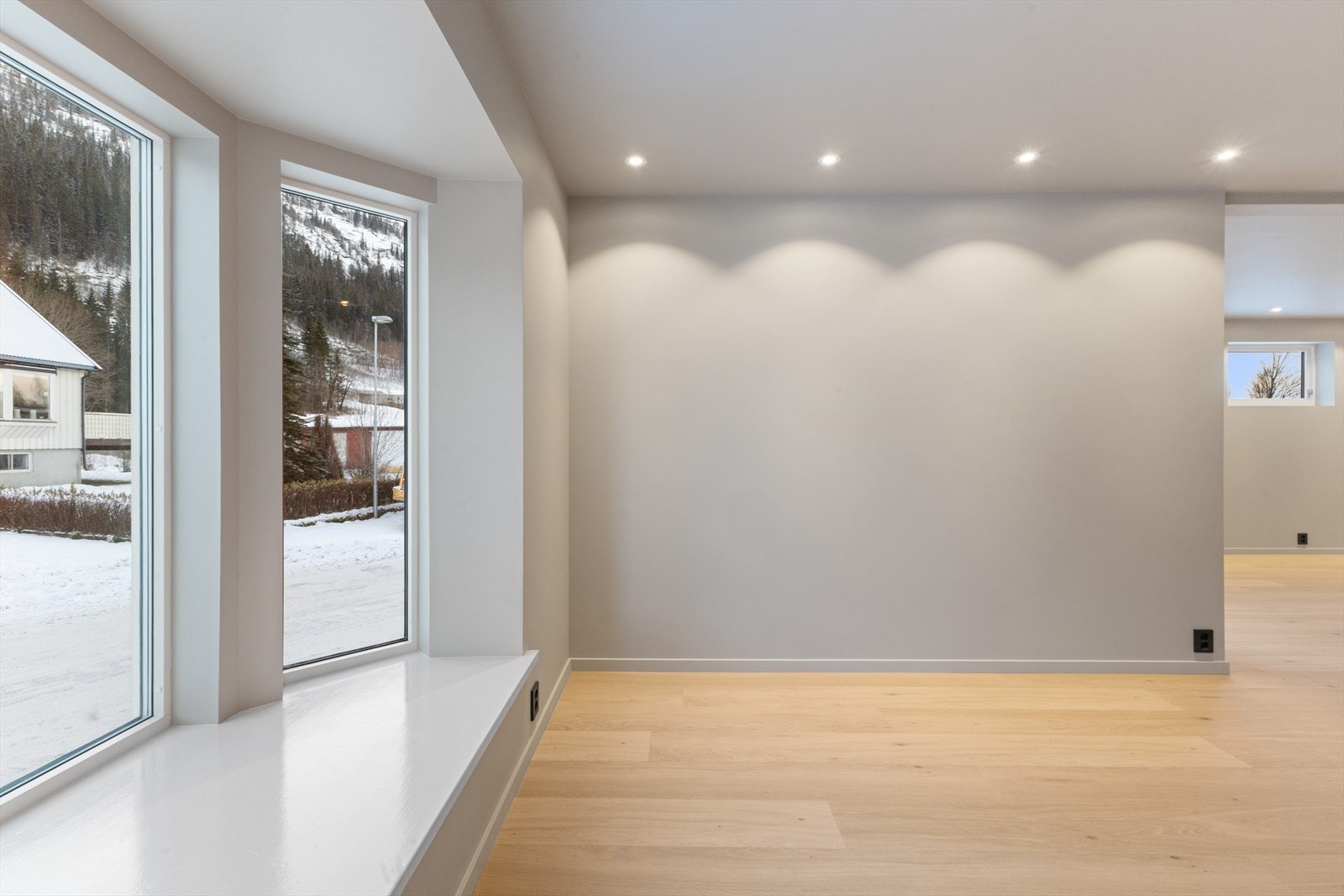 Koselig sitteplass ved vinduene. da denne delen har plass til både bøker, sitteputer m.m. Galleribilde