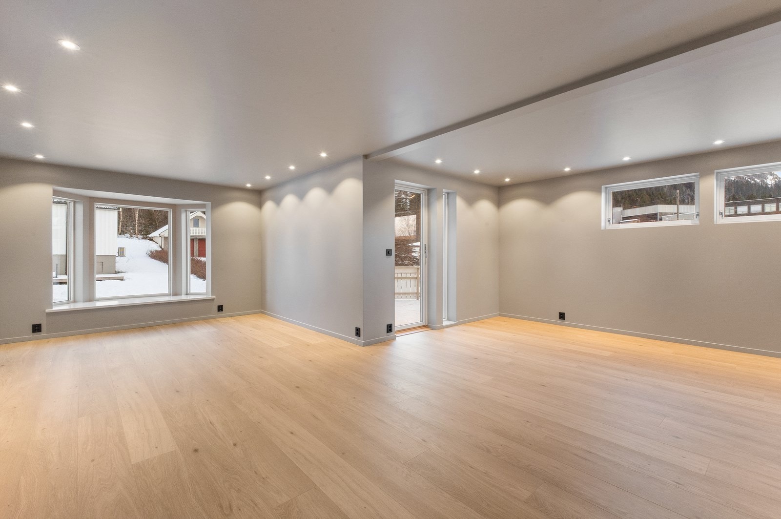 Lekkert gulv med lange staver, listefrie overganger mot himling og betydelig påkostet el. anlegg klargjort i store deler for styring via App (Plejd). Galleribilde