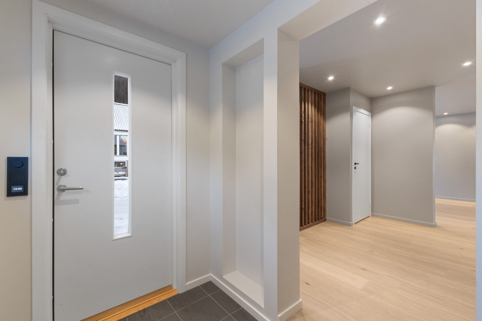 Fra entre mot hall. Her kan man allerede se på "lista" som er lagt med tanke på standard og gjennomføring av oppgradering i boligen. Galleribilde