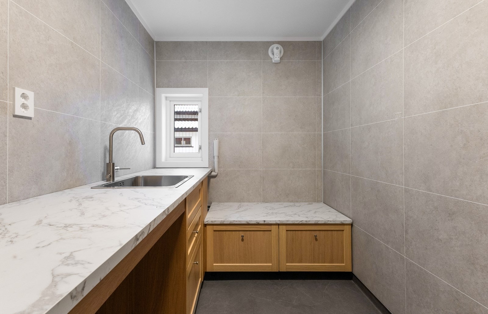 Det er plass til både vaskemaskin og tørketrommel side-by-side. I tillegg utslagsvask, der man kan bla. koble til radio/Sonos anlegg på stikkontakt over benk. Galleribilde