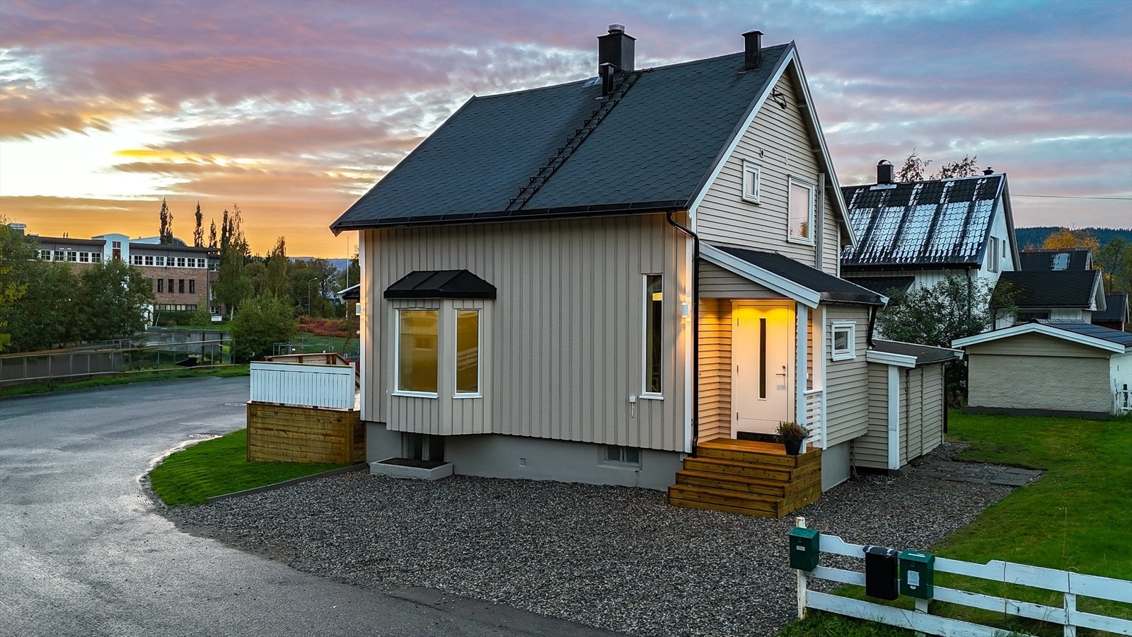 Vinduer med 2-lags glass fra 2015-2025 på loftet og vinduer med 3-lags glass fra 2025 i 1. etg. Taktekking av pappshingel fra 2015 på hovedtak. Galleribilde