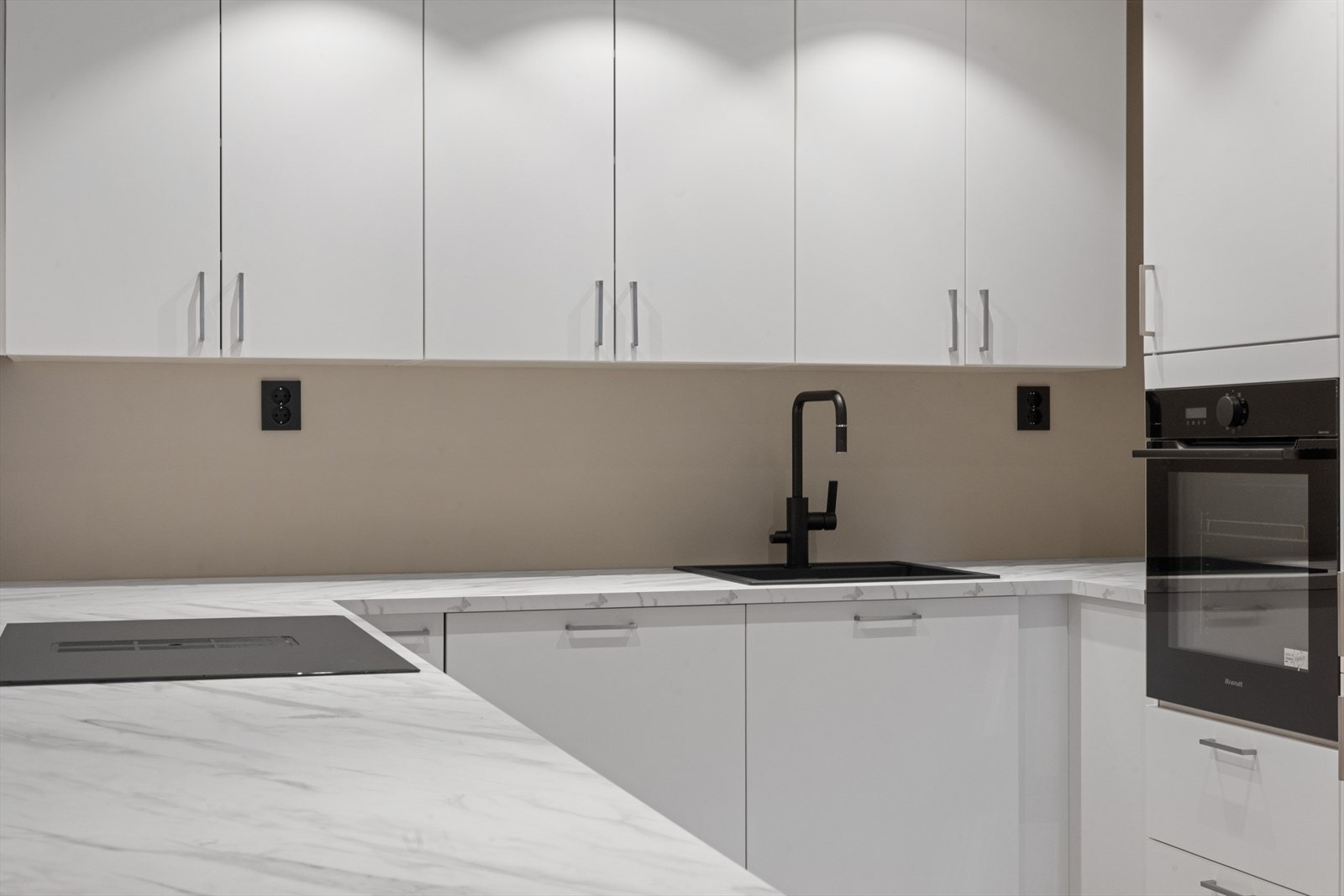 Godt med stikk over benkeplass. samt stekeovn plassert i praktisk høyde. Takhøye skap rett frem. Koketopp har innfelt ventilator. Galleribilde