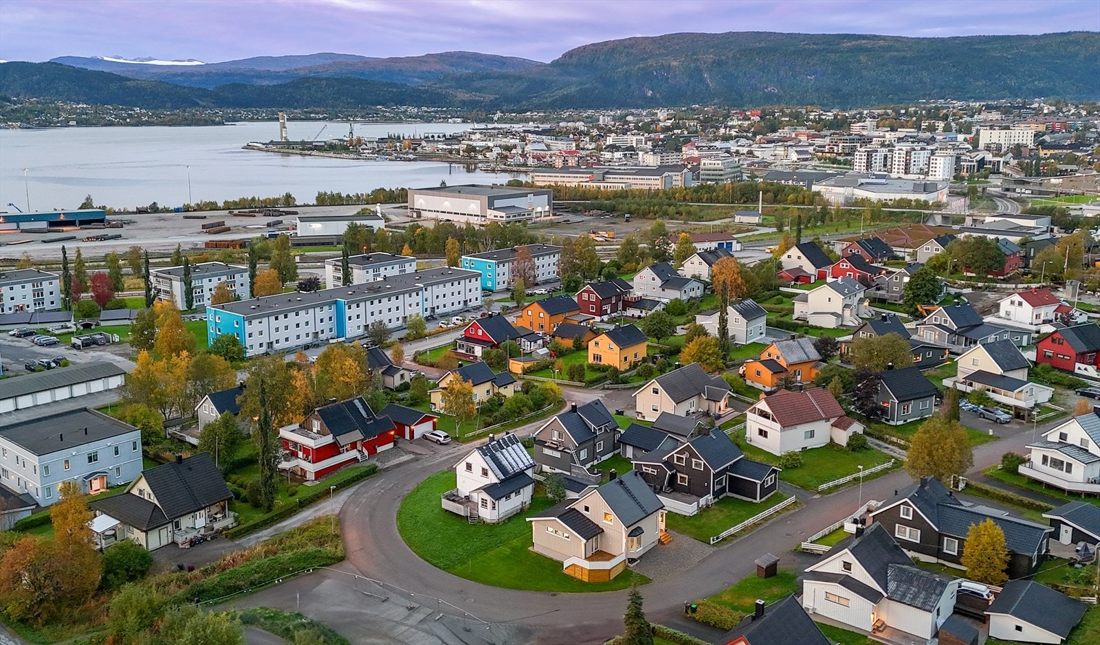 Mot eiendommen og området. Galleribilde