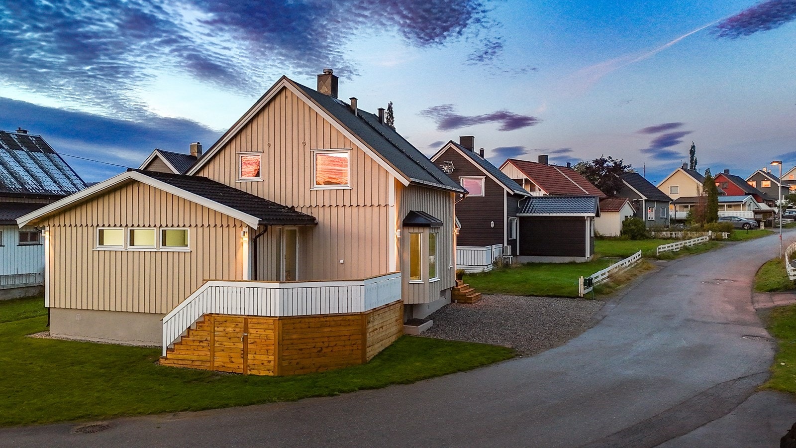 Boligen må sees og oppleves for rett intrykk! Terrasse/balkong på ca. 13 m² med trapp direkte til hage. Galleribilde