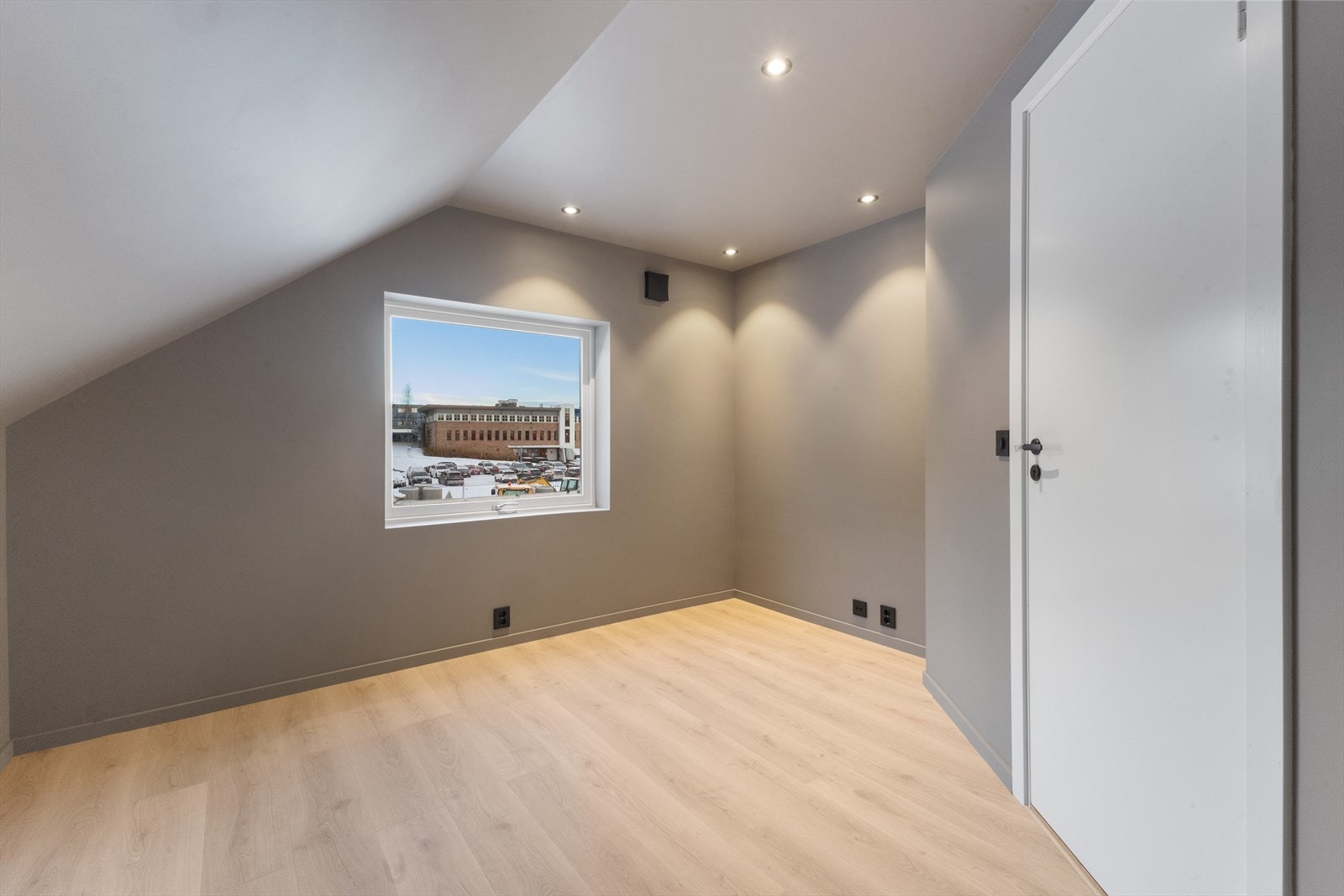 Soverom 3 med bla. opplegg for tilknytning til bredbånd. En drøm for gamere og for de som ønsker et mer stabilt nett. Galleribilde