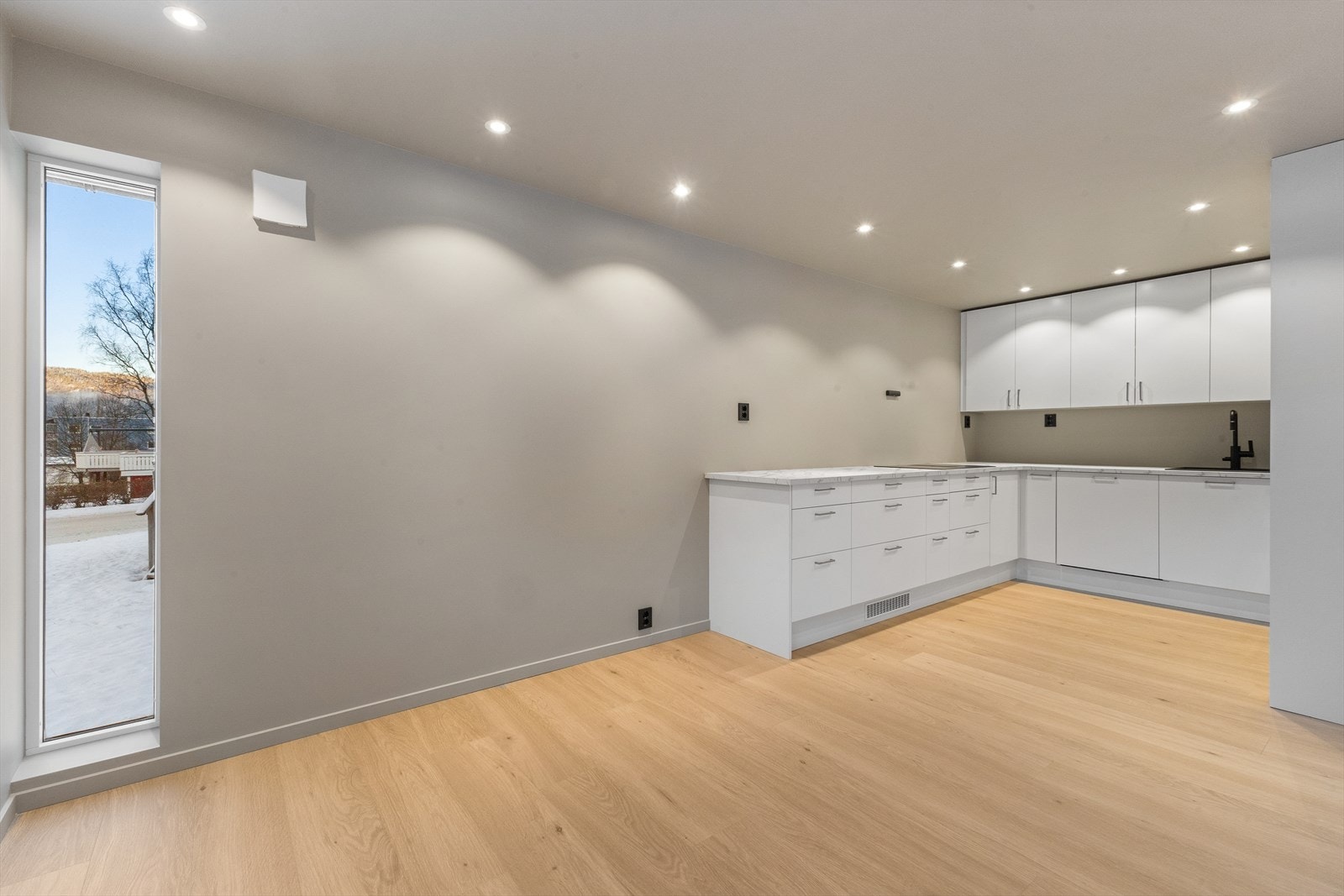 Kjøkkenet er av nyere dato og har alt man måtte trenge som integrert kjøl/fryseskap, oppvaskmaskin, induksjonstopp, stekeovn, vannstoppsystem og komfyrvakt. Galleribilde