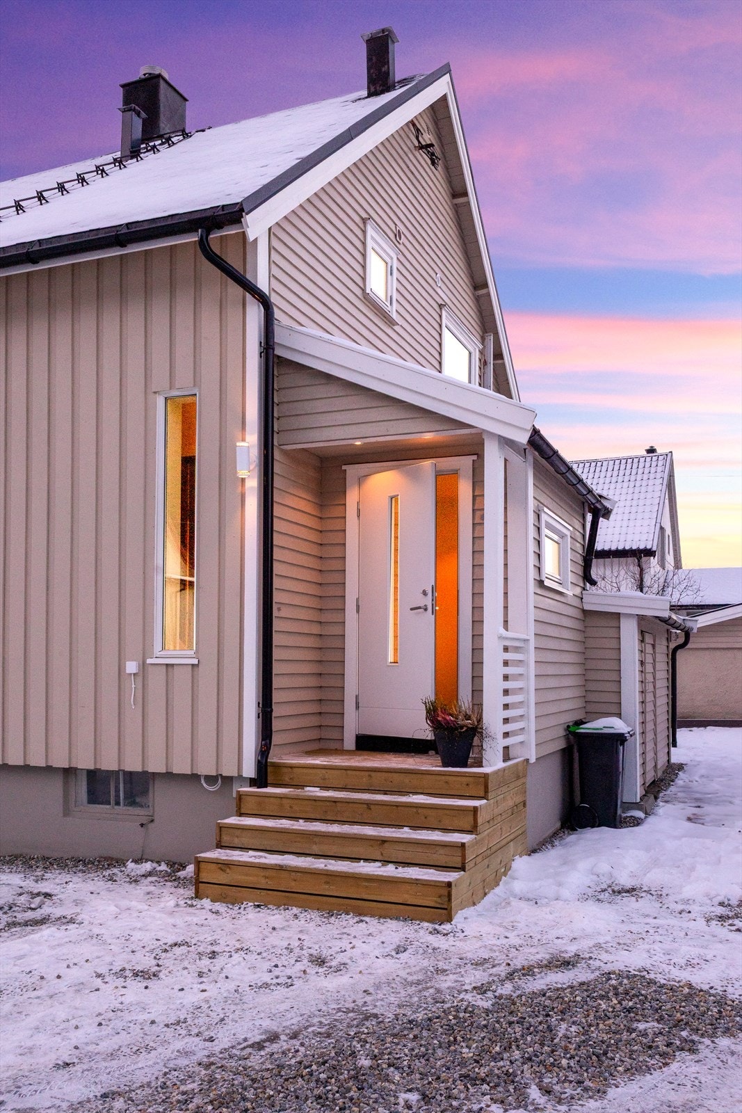 Klargjort for el. bil lader like inngangspartiet. Galleribilde