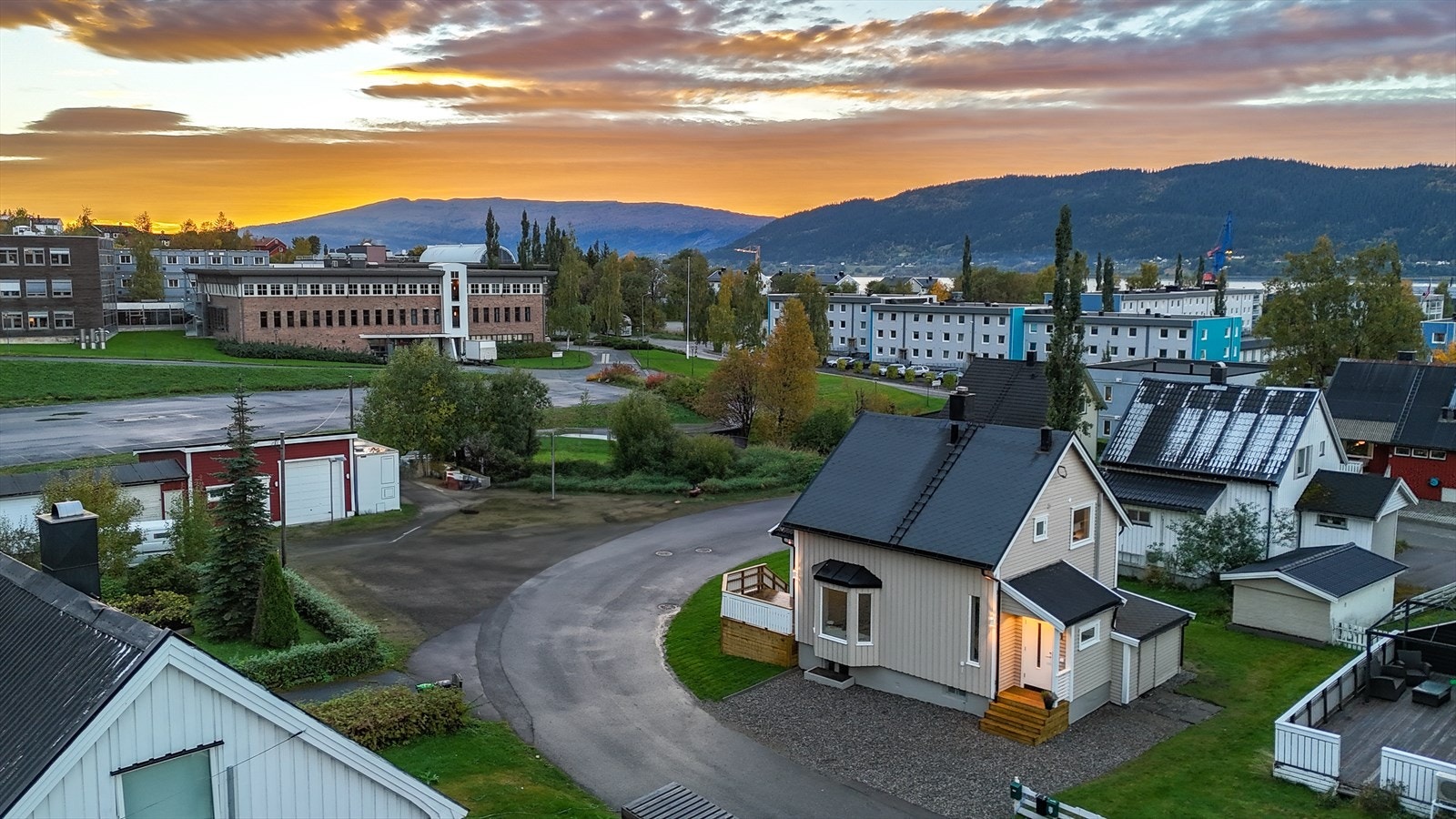 Parkering på egen tomt og i garasje(garasjerekken der garasjen er, kan sees til venstre på bildet). Galleribilde