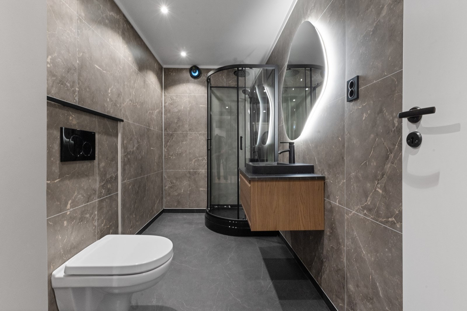 Nydelig og helt nytt, ubrukt bad med tidløst design. Galleribilde