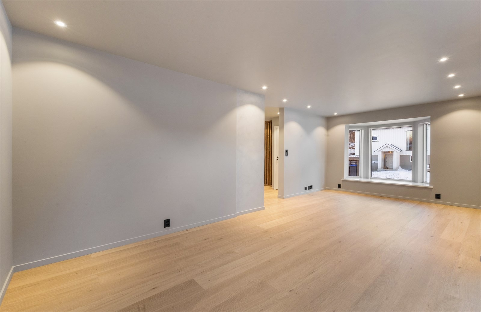 Listene langs gulvet er malt i samme farge som veggene, noe som gir en visuelt sømløs overgang mellom gulv og vegg. Galleribilde