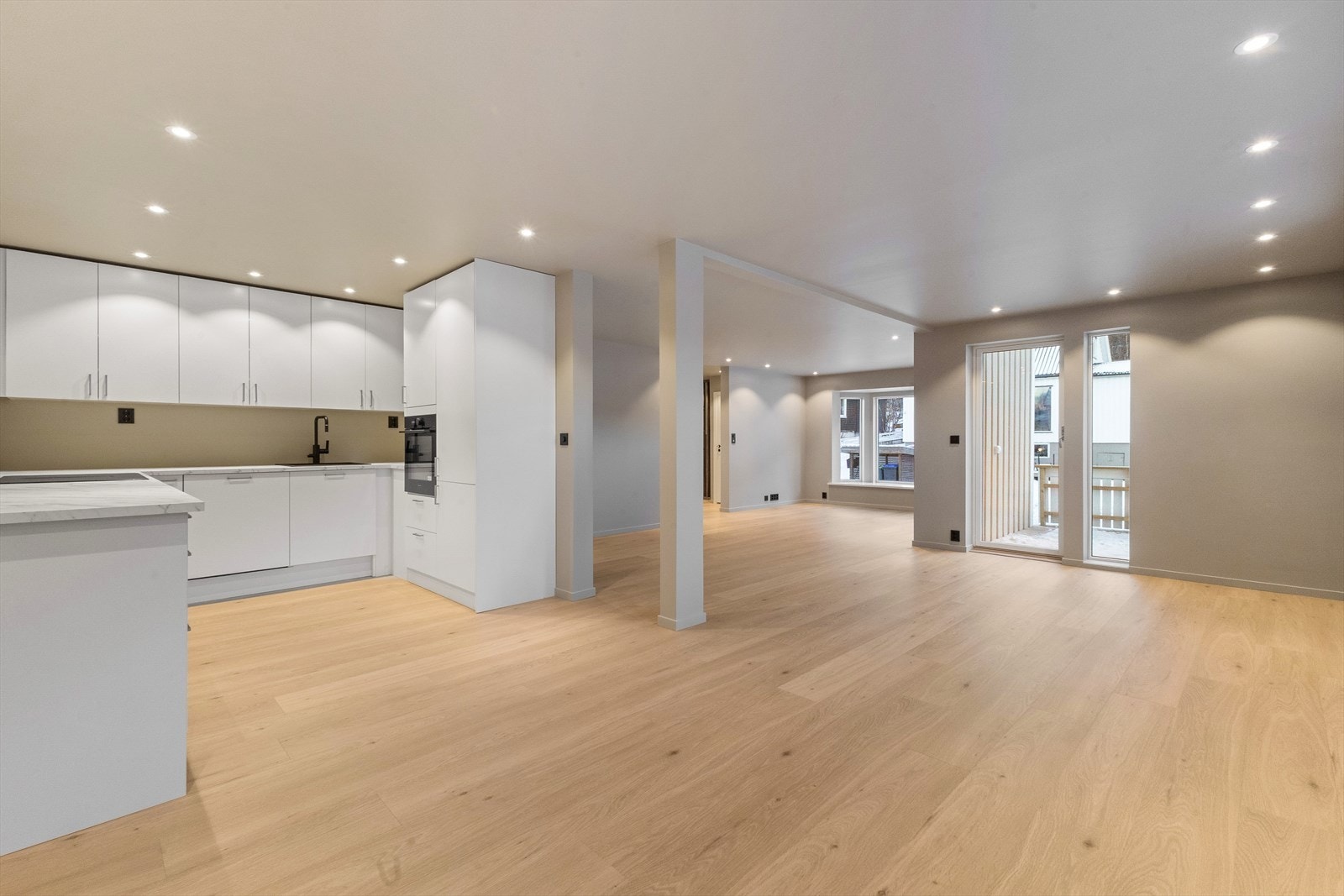 Meget lekkert kjøkken, som passer stilen til boligen utmerket. Nødvendig og bærende konstruksjon er skjult med gips og overganger uten listverk(bortsatt fra mot gulv). Galleribilde