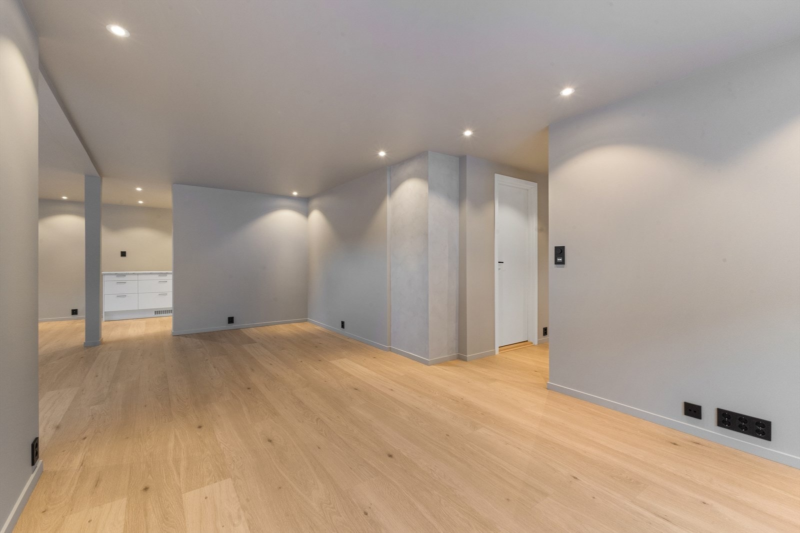 I nedre kant på høyre i bildet, så er det lagt opp til nok stikkontakter for multimedia utstyr, samt tilknytning til bredbånd/internett med egne inn/uttak(det er klargjort for fiber i boligen). Galleribilde