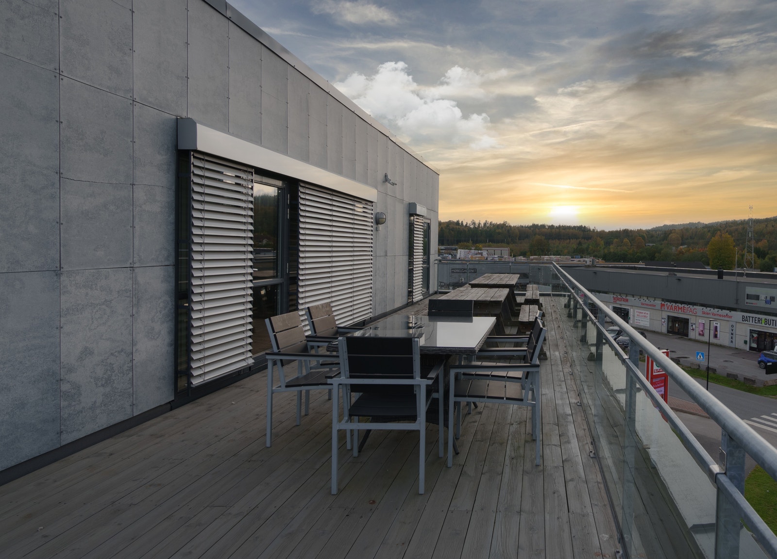 Takterrasse mot vest, det er ytterlige en takterrasse mot øst. Galleribilde
