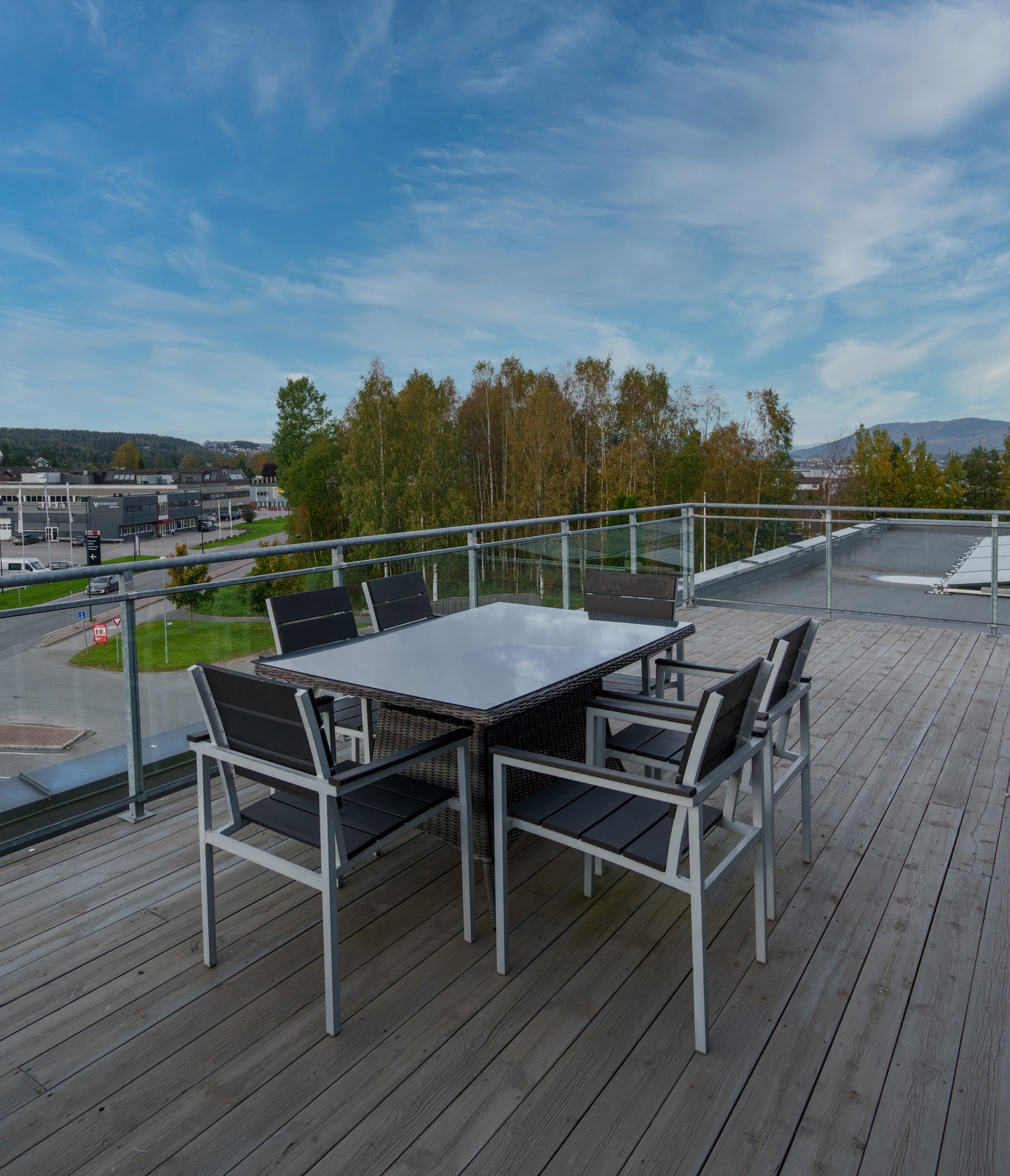 Takterrasse mot vest, det er ytterlige en takterrasse mot øst. Galleribilde