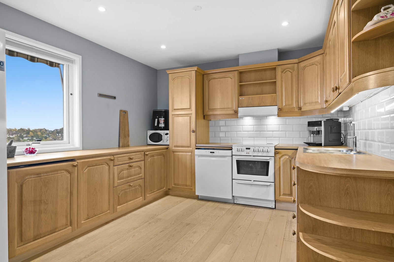 Her har man godt med skap og benkplass! Galleribilde