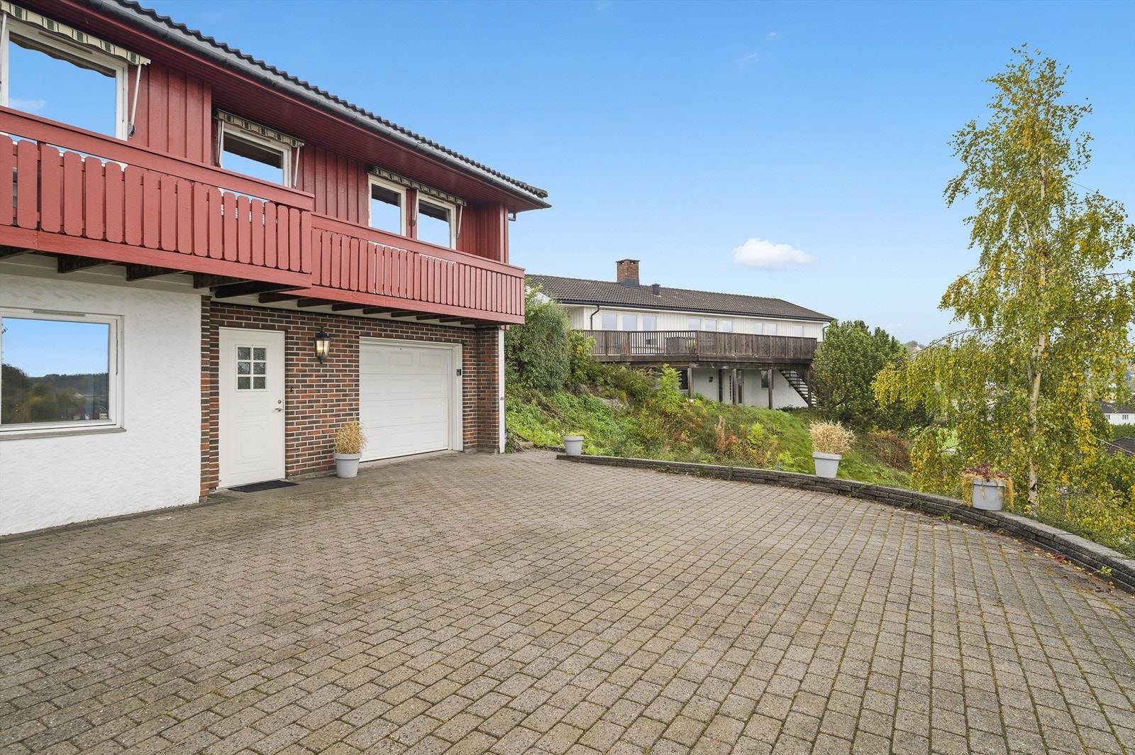 Stor steinsatt gårdsplass med plass til mange biler Galleribilde