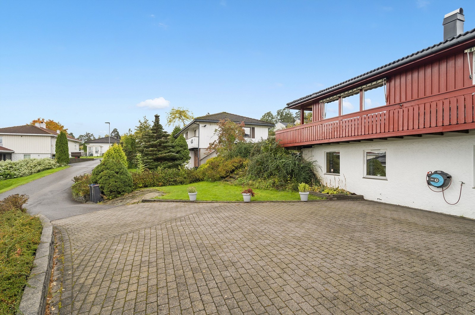 Meget romslig gårdsplass Galleribilde