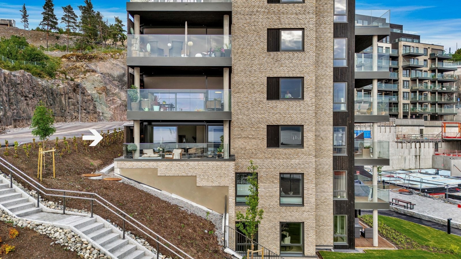 Dette er en leilighet med svært god standard og vestvendt beliggenhet rett ved fjorden. Ingenting tar eller vil ta utsikten mot sjøen. Galleribilde