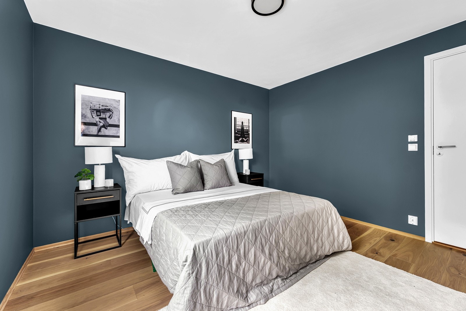 Rikelig med plass til garderobeløsninger for oppbevaring av klær. Galleribilde