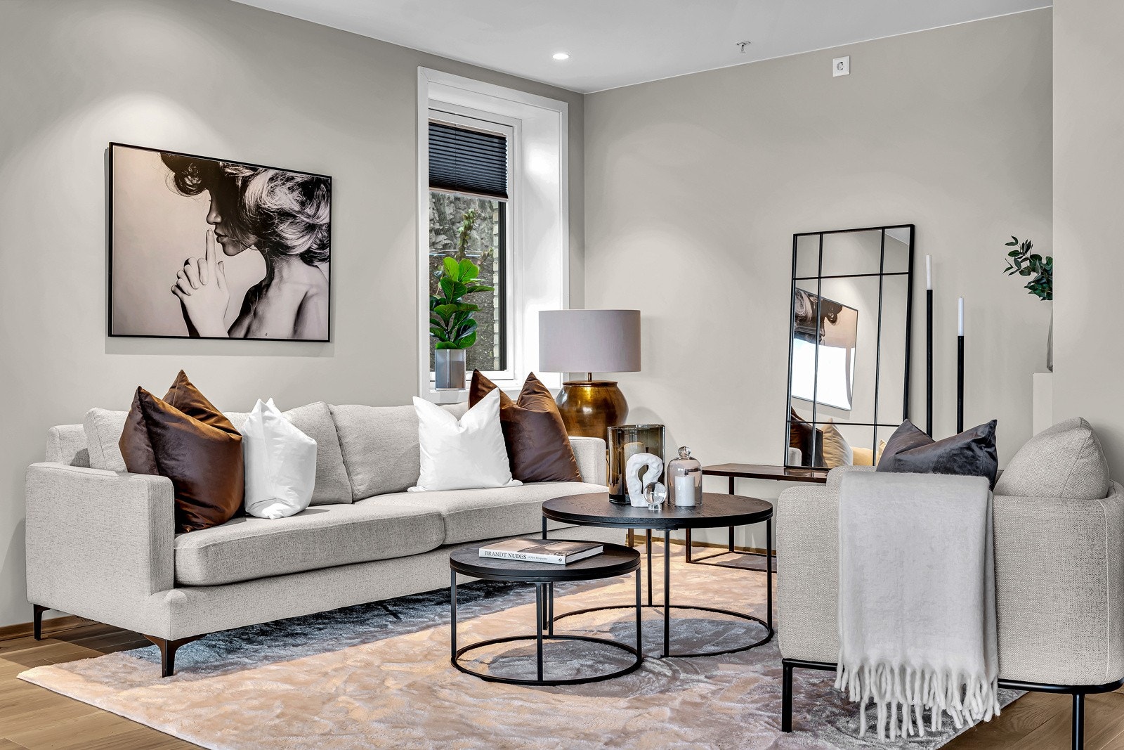 Lys og innbydende stue med god plass til en sofagruppe og annet møblement. Galleribilde