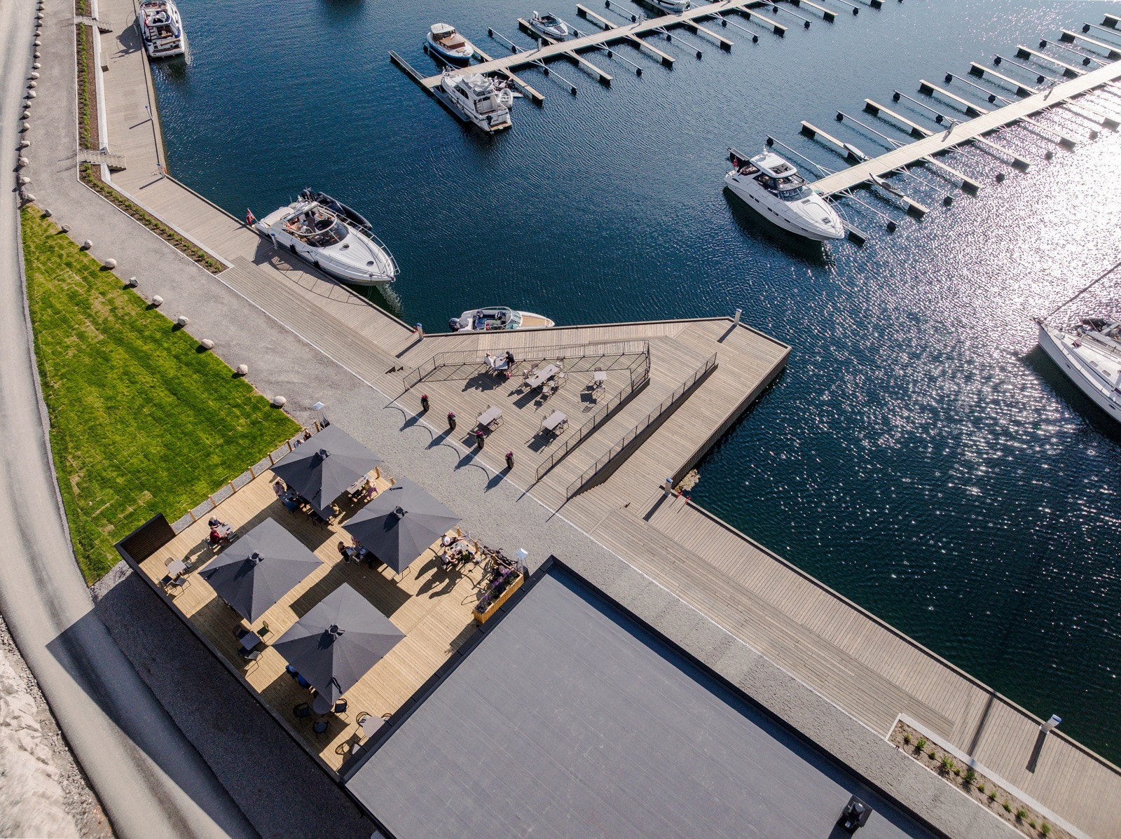 Området har en molo og båtplasser i umiddelbar nærhet til boligene, mens bryggen er et naturlig samlingspunkt med café, restaurant og marina. Galleribilde