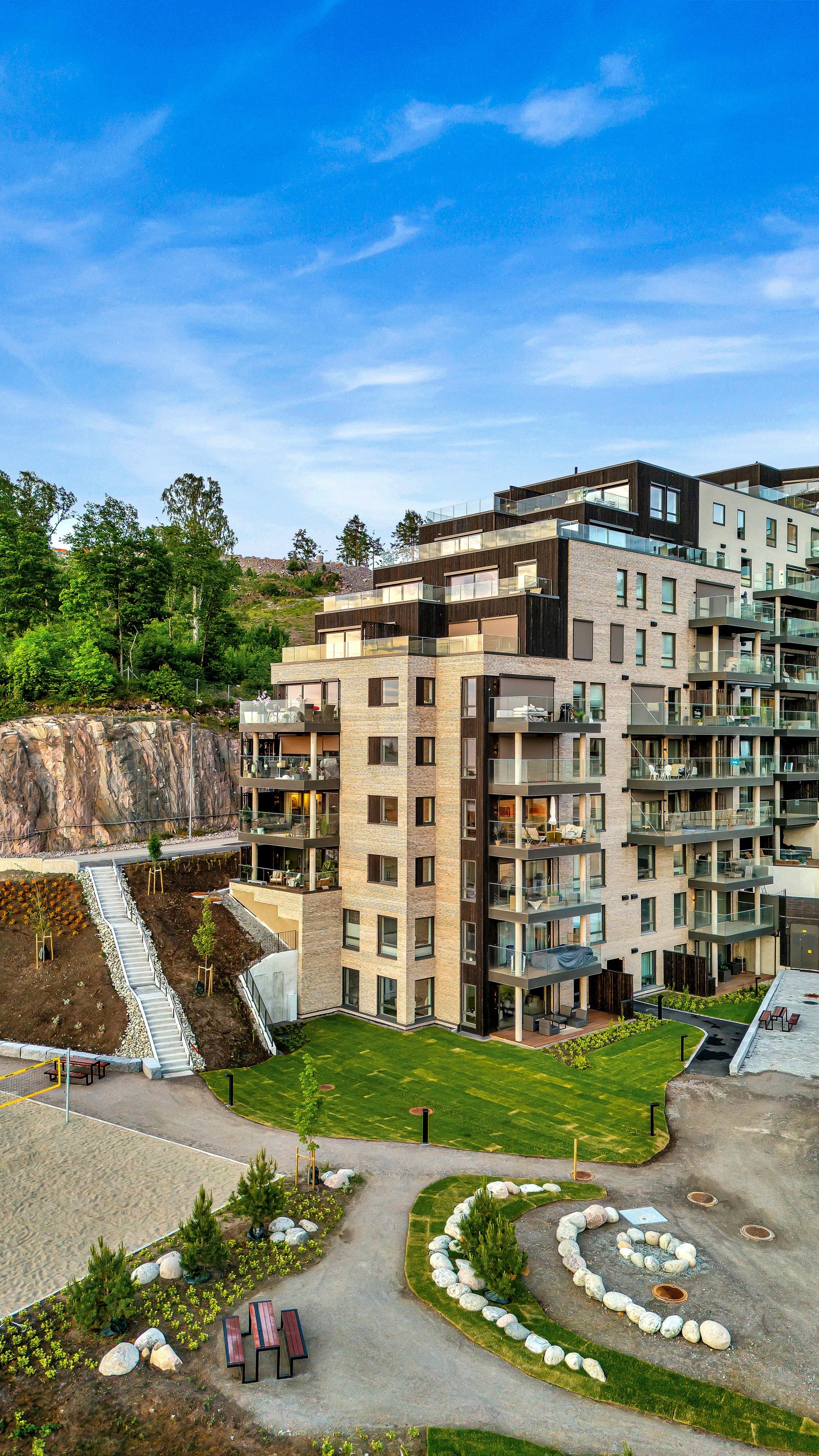 Området byr på fantastiske sol- og lysforhold, med både sjøen og skogen som nærmeste naboer. Galleribilde
