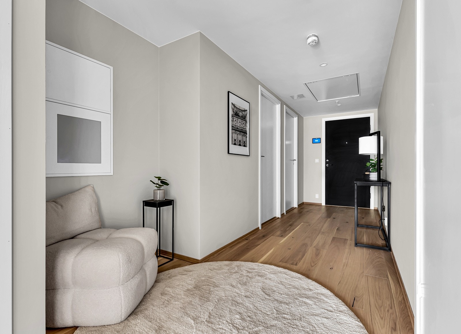 Romslig og praktisk gang. Galleribilde