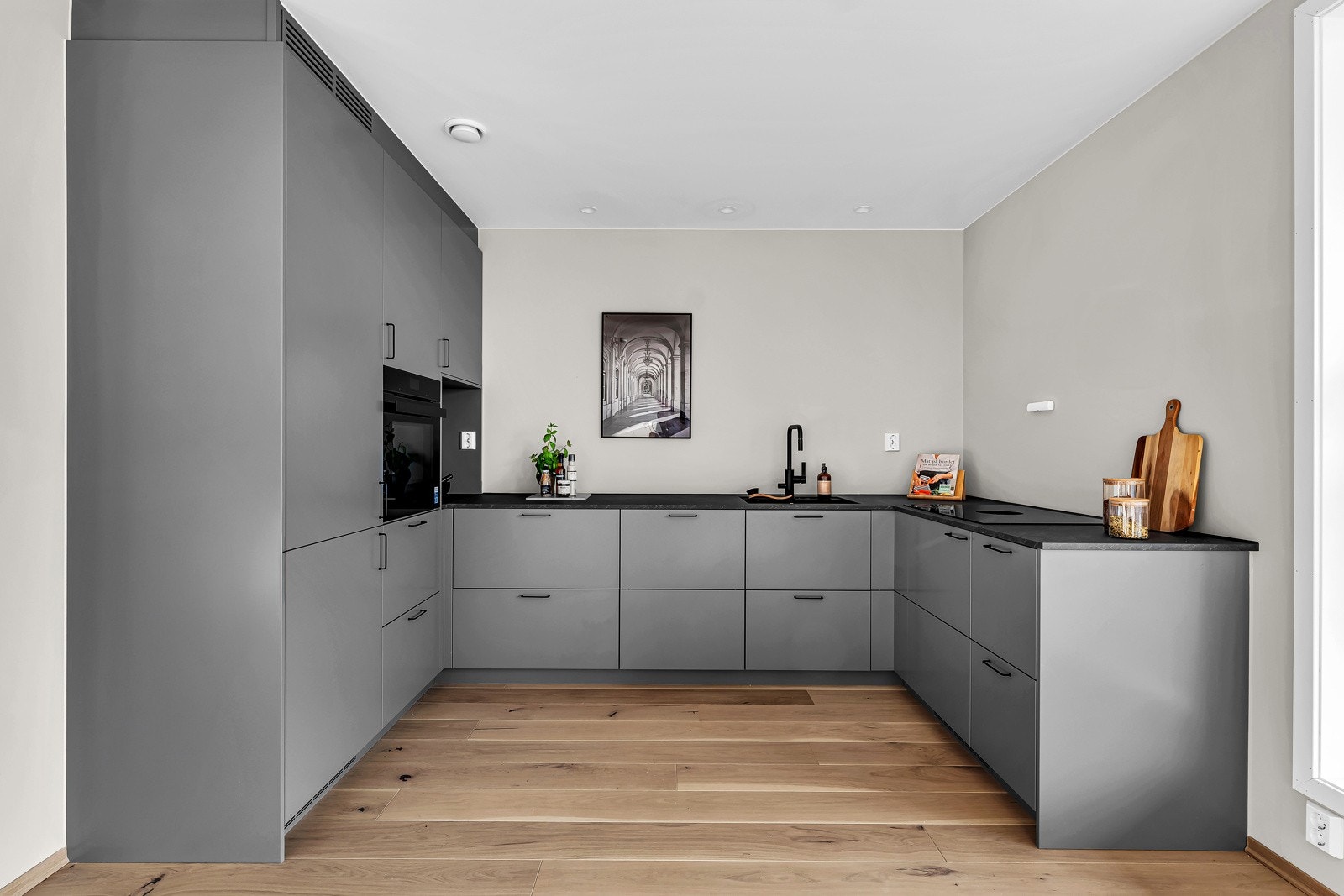 Stort oppgradert Drømmekjøkken med oppgraderte Simens hvitevarer og Bora platetopp med integrert avtrekk. Galleribilde