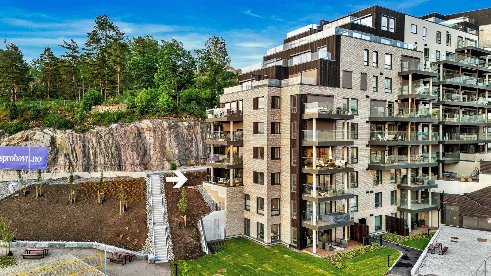 Leiligheten ligger i det bygget som kalles Seilet. Seilet er det første byggetrinnet på Spro Havn og består av 136 leiligheter. Galleribilde