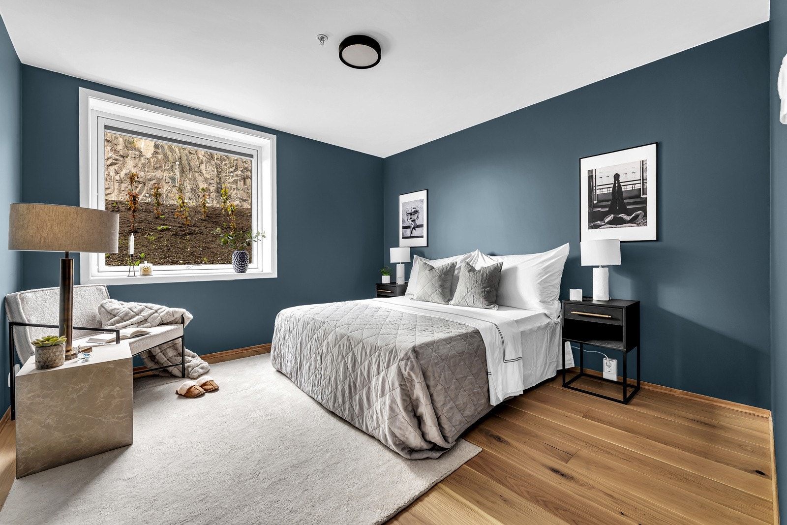 Romslig soverom med flotte fargevalg på veggene. Galleribilde