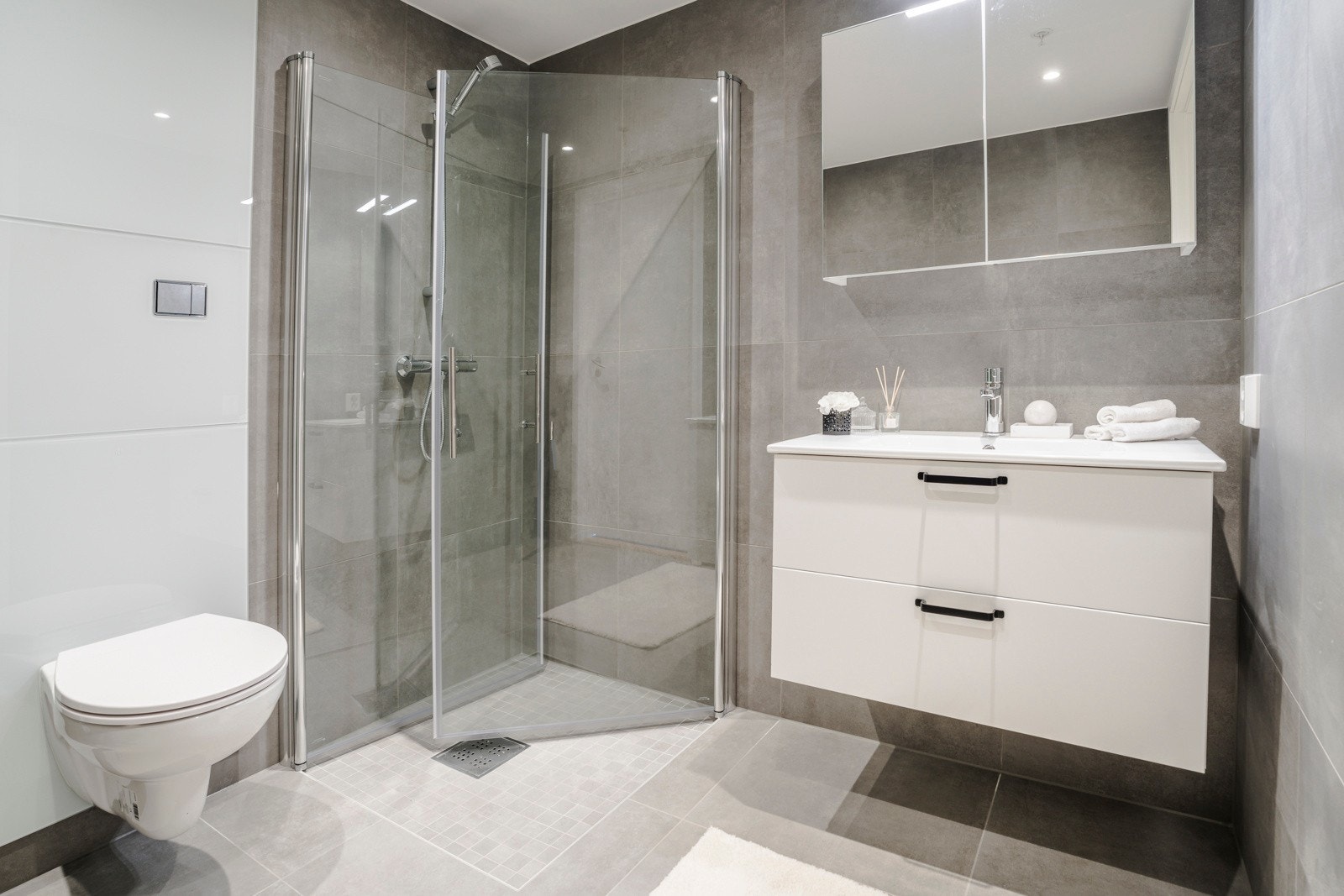 Oppgraderte baderomsinnredninger (speilskap) og spotter i tak. Galleribilde