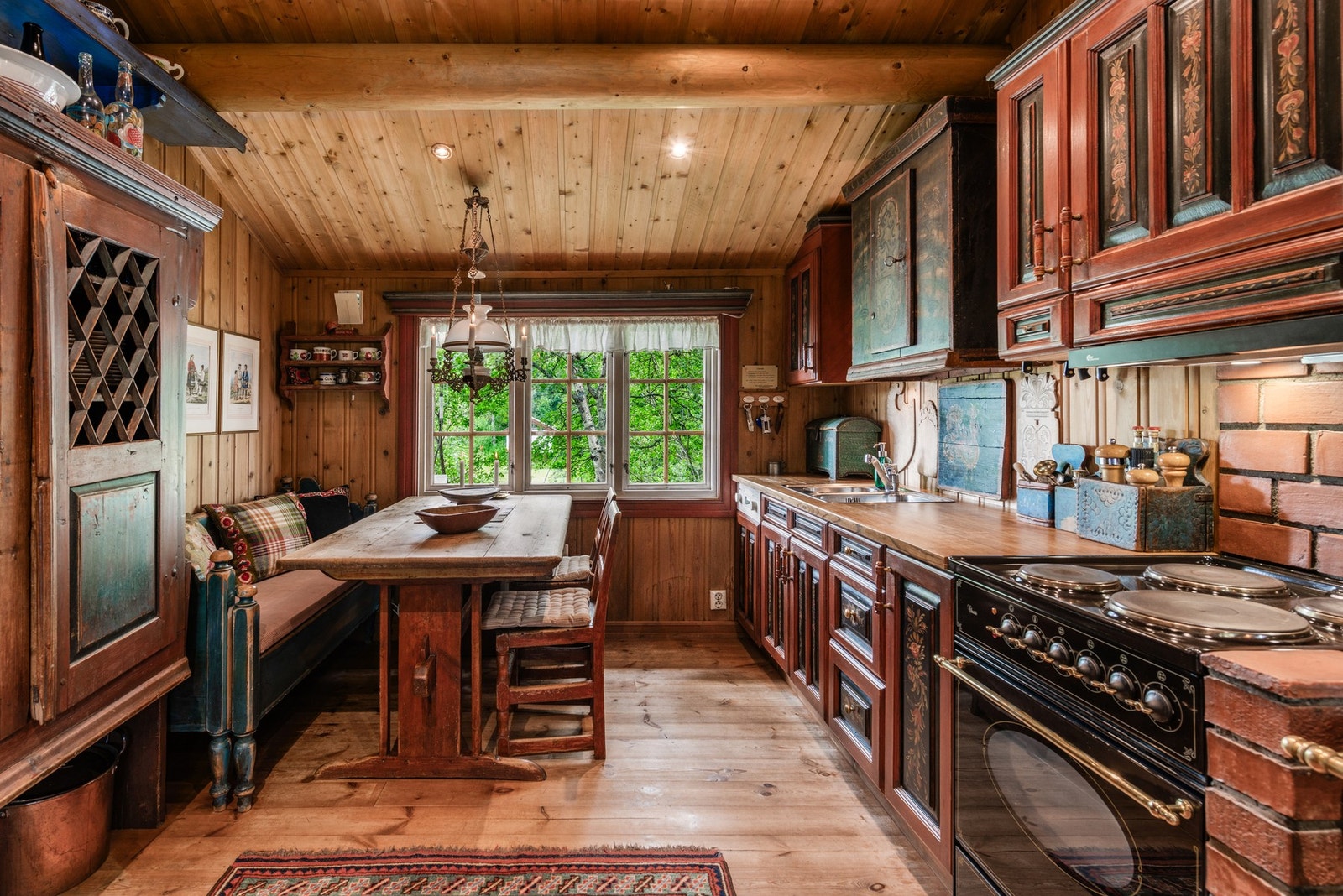 Plass for en hyggelig spisekrok også på kjøkkenet. Galleribilde