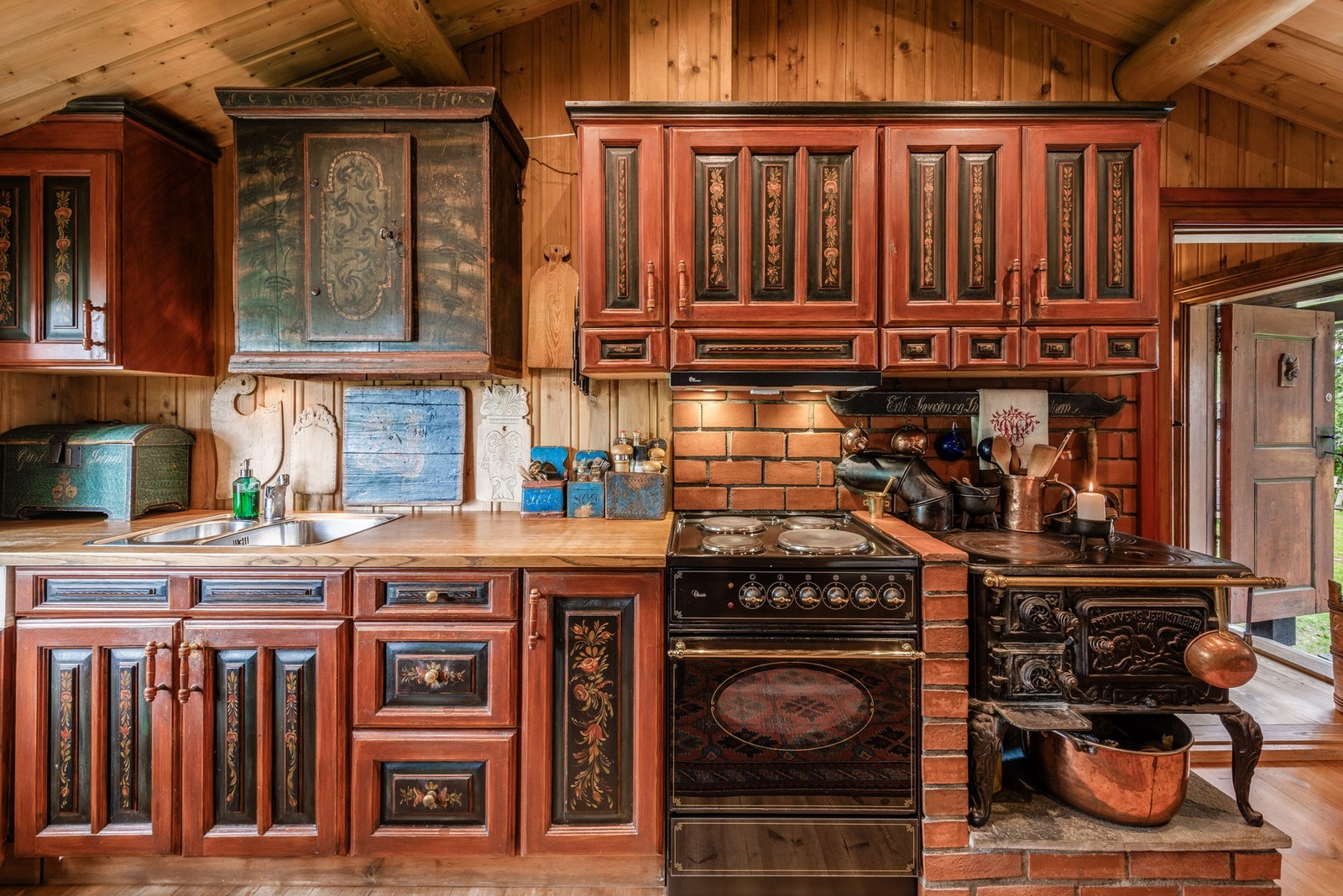 Innredningen er helt i tråd med resten av eiendommen. Vedkomfyr på kjøkkenet. Galleribilde