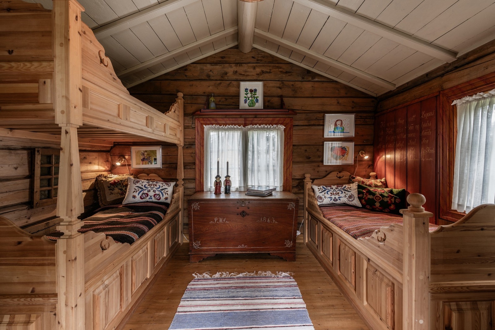 Soverom i uthus/stabbur. Galleribilde