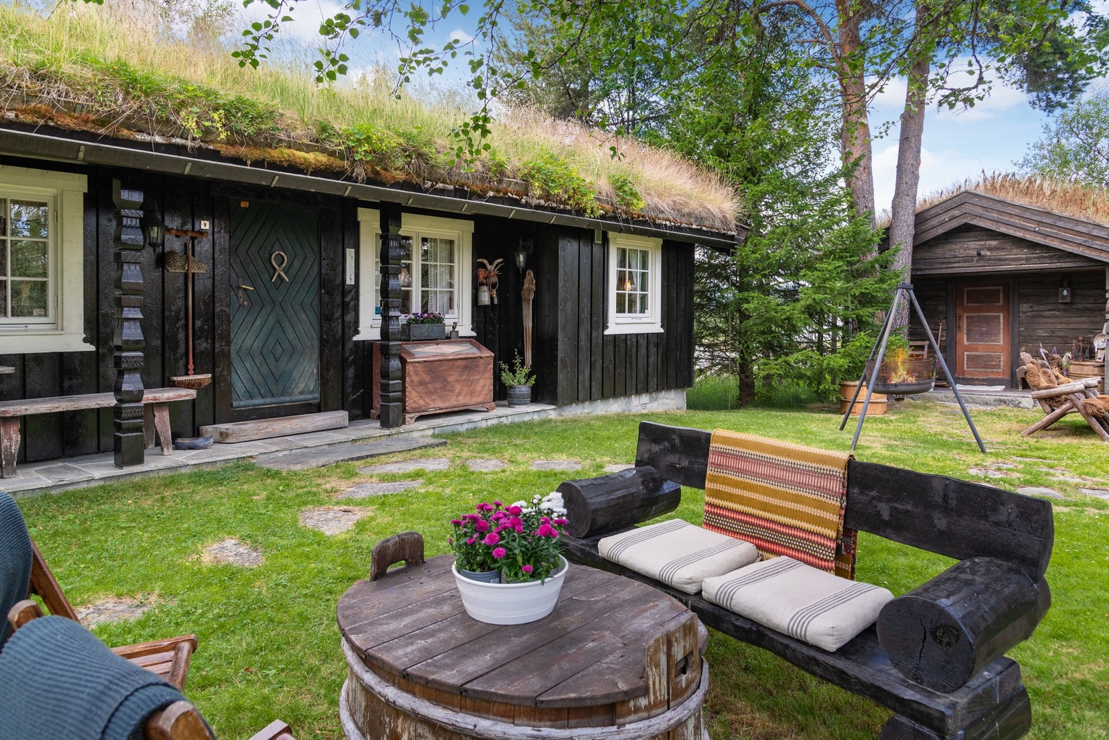 Over hele eiendommen er det fine sitteplasser for uteliv og aktivitet. Galleribilde