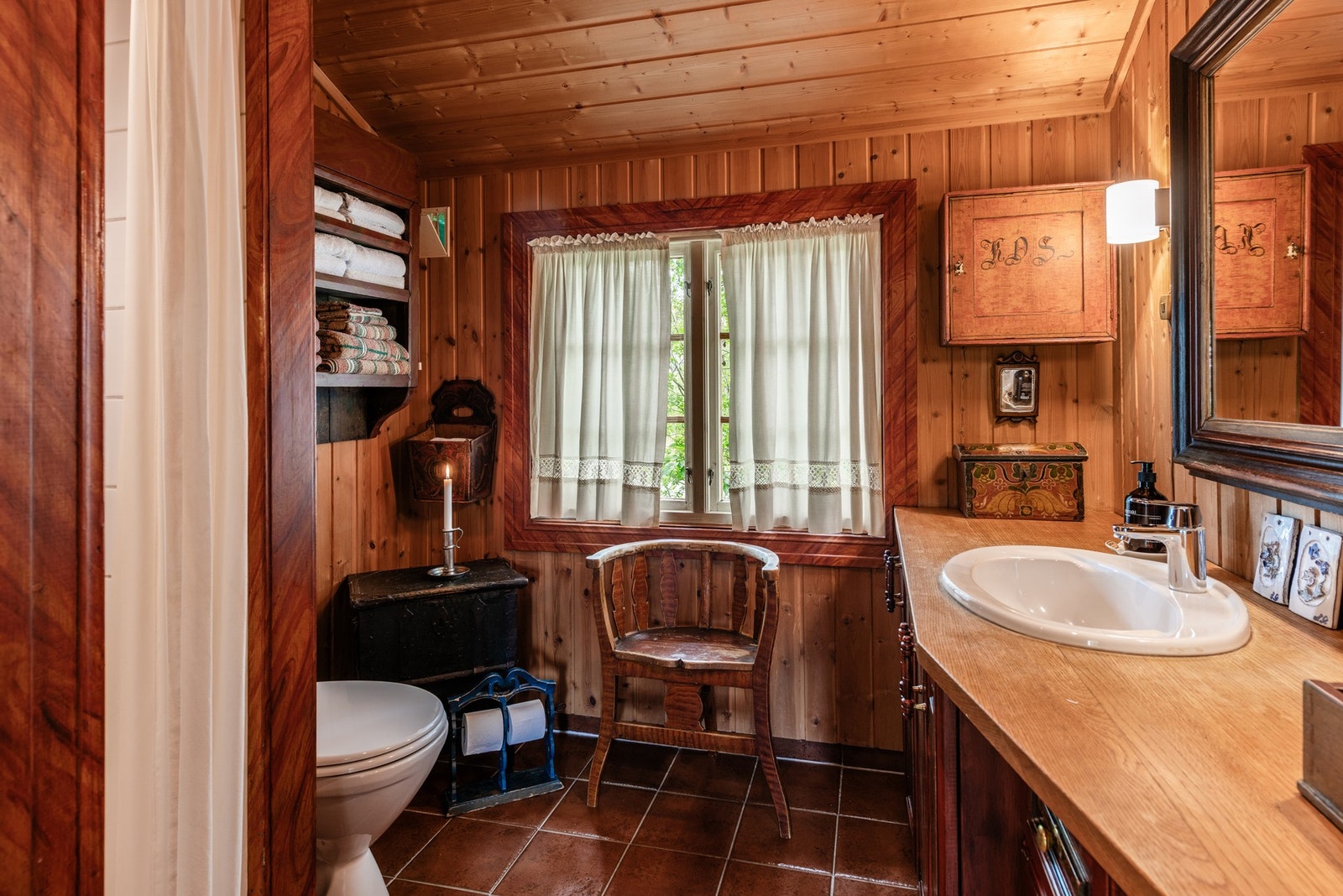 Innredning med servant, toalett og dusjnisje. Opplegg for vaskemaskin. Galleribilde