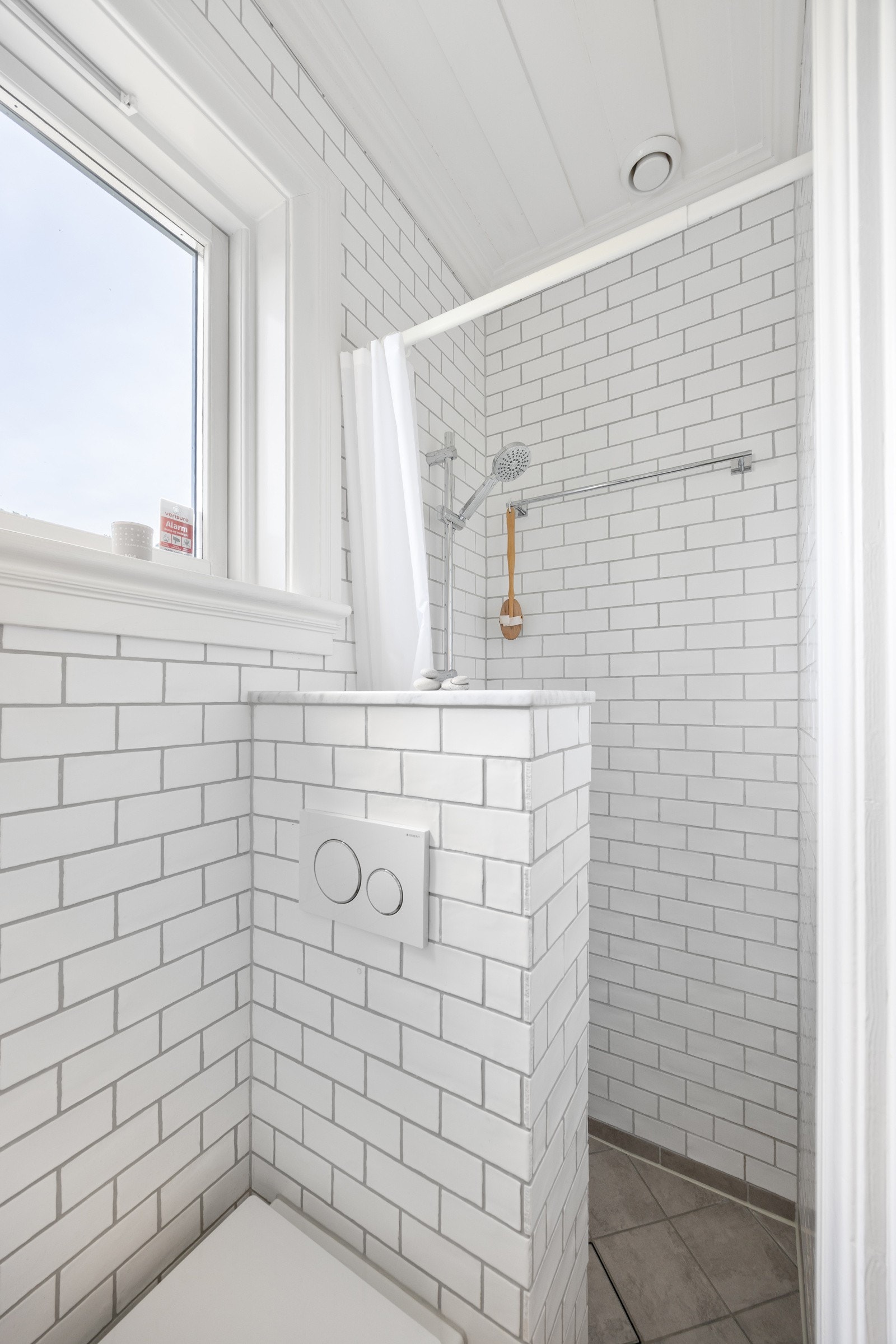 Vindu gir naturlig lys og mulighet for lufting. Rommet er innredet med dusj, servant med underskap og toalett. Praktisk og funksjonelt. Galleribilde