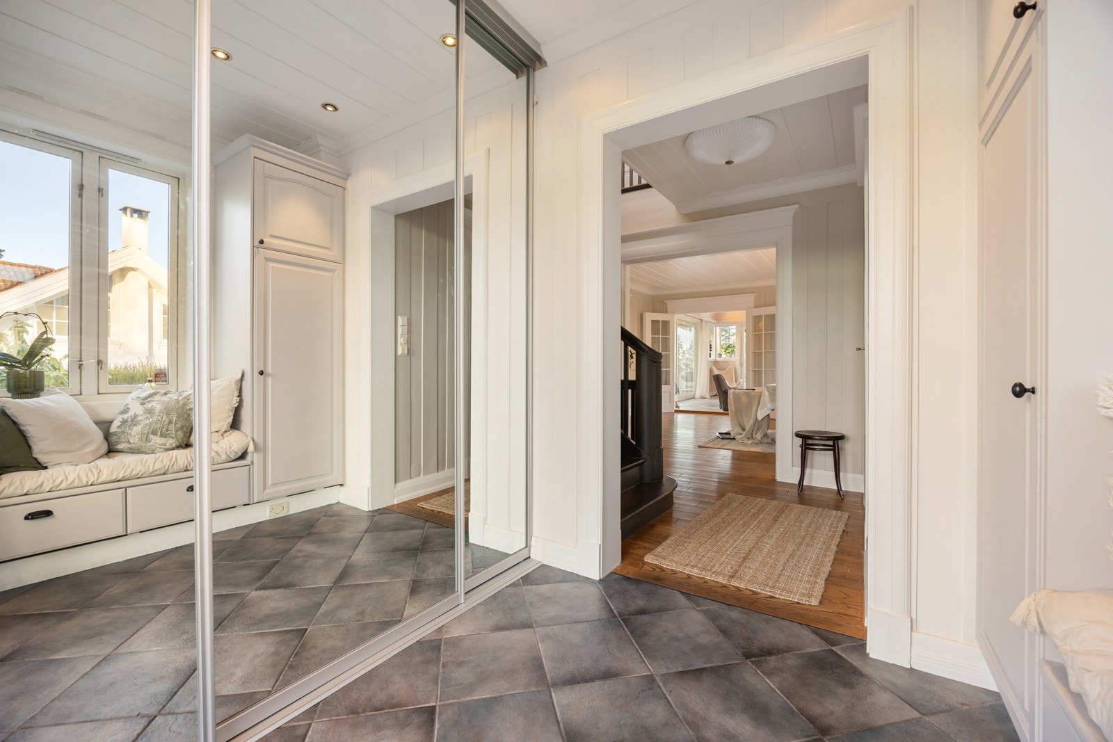 Her er det plassbygde skap, skuffer og integrert sittebenk som gir en ryddig og funksjonell garderobeløsning. Galleribilde