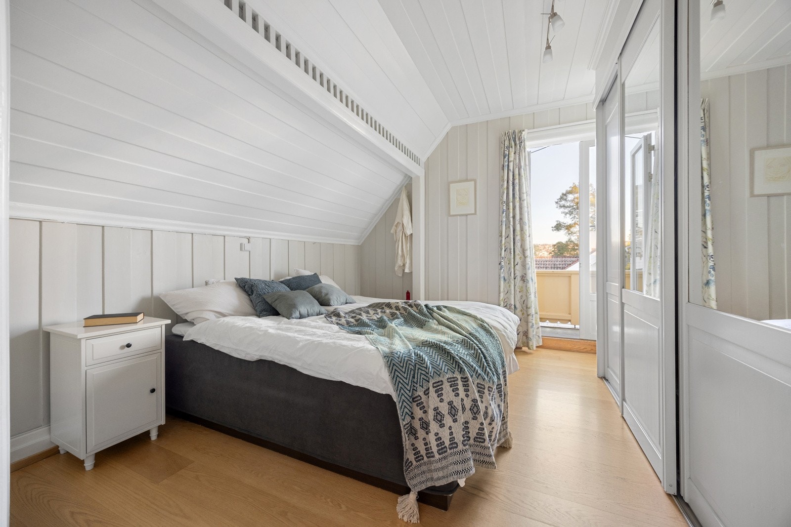 Fra ett av soverommene er det utgang til balkong med utsikt og gode solforhold. Galleribilde