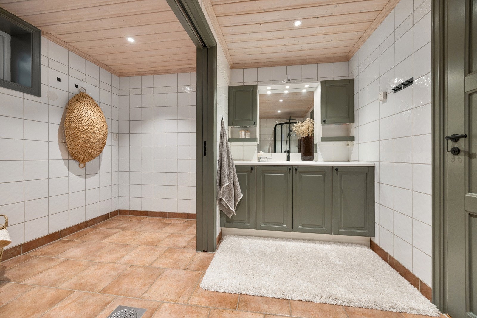 Rommet er innredet med nedfelt servant, veggmontert toalett, dusjhjørne/dusjvegger samt opplegg for vaskemaskin. Det er gjort oppgraderinger på innredning og dusjløsning i 2025. Galleribilde